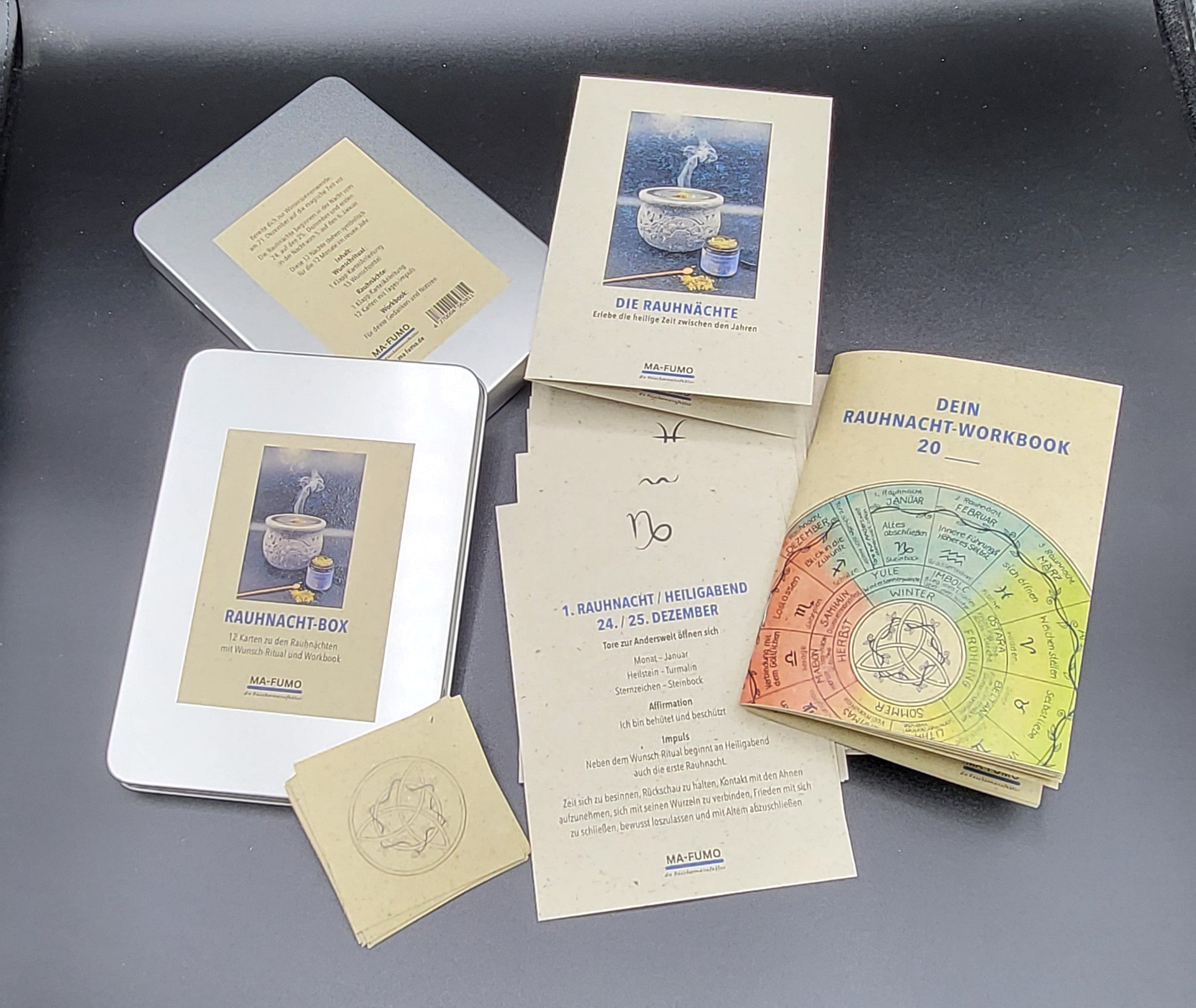 Rauhnacht-Box von Ma-FUMO beinhaltet 12 Karten zu den Rauhnächten, eine ausführliche Anleitung, ein Wunschritual mit Wunschzetteln und dein persönliches Workbook für deine täglichen Notizen