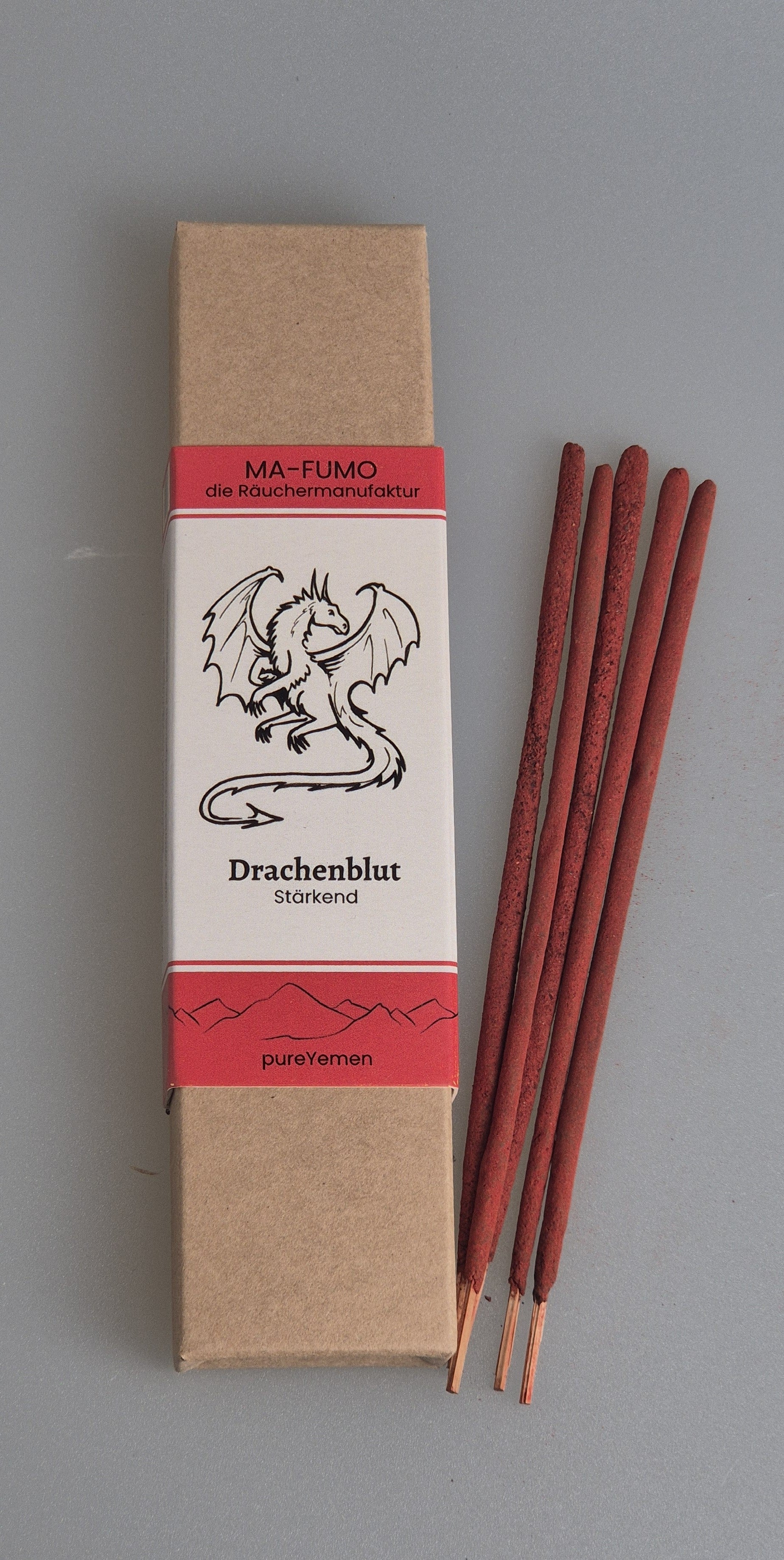 von hand gerollte räucherstäbchen aus dem jemen mit drachenblut harz