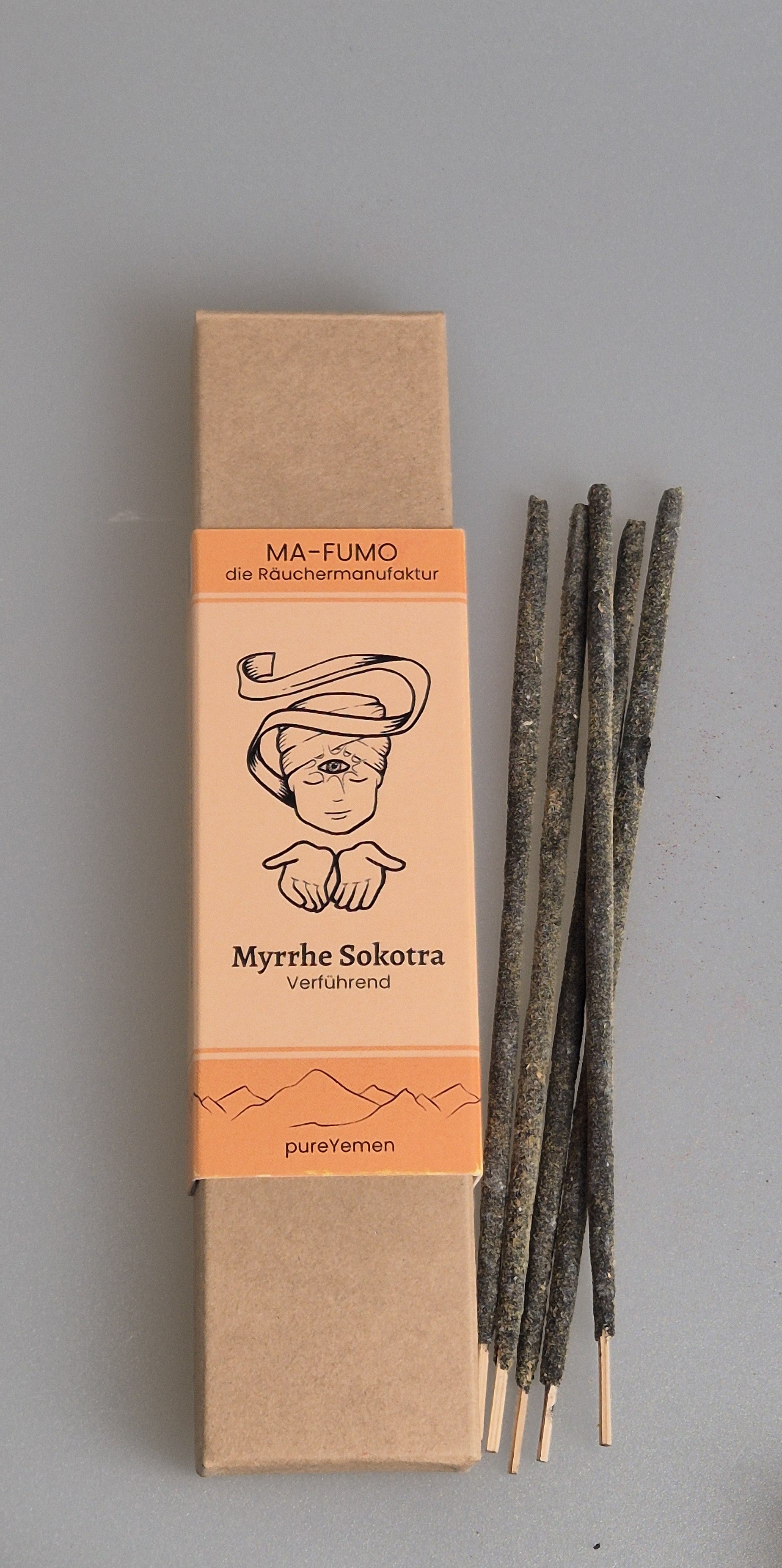 von Hand gerollte Räucherstäbchen aus dem Jemen mit Myrrhe haben einen süßlichen Duft