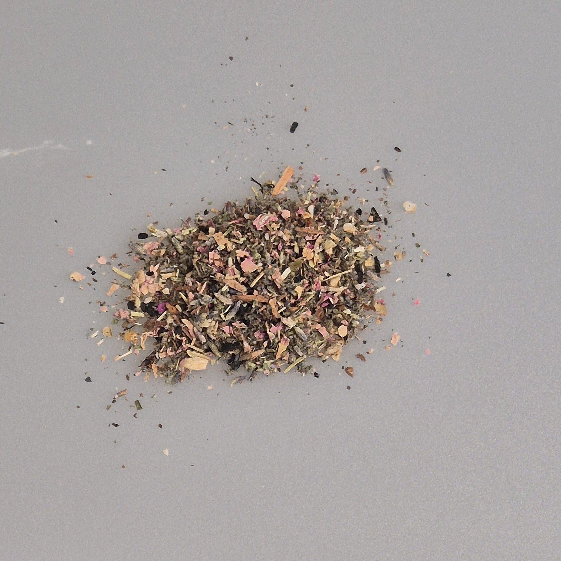 Räuchermischung mit Kräutern und Blüten, lose Mischung von oben fotografiert