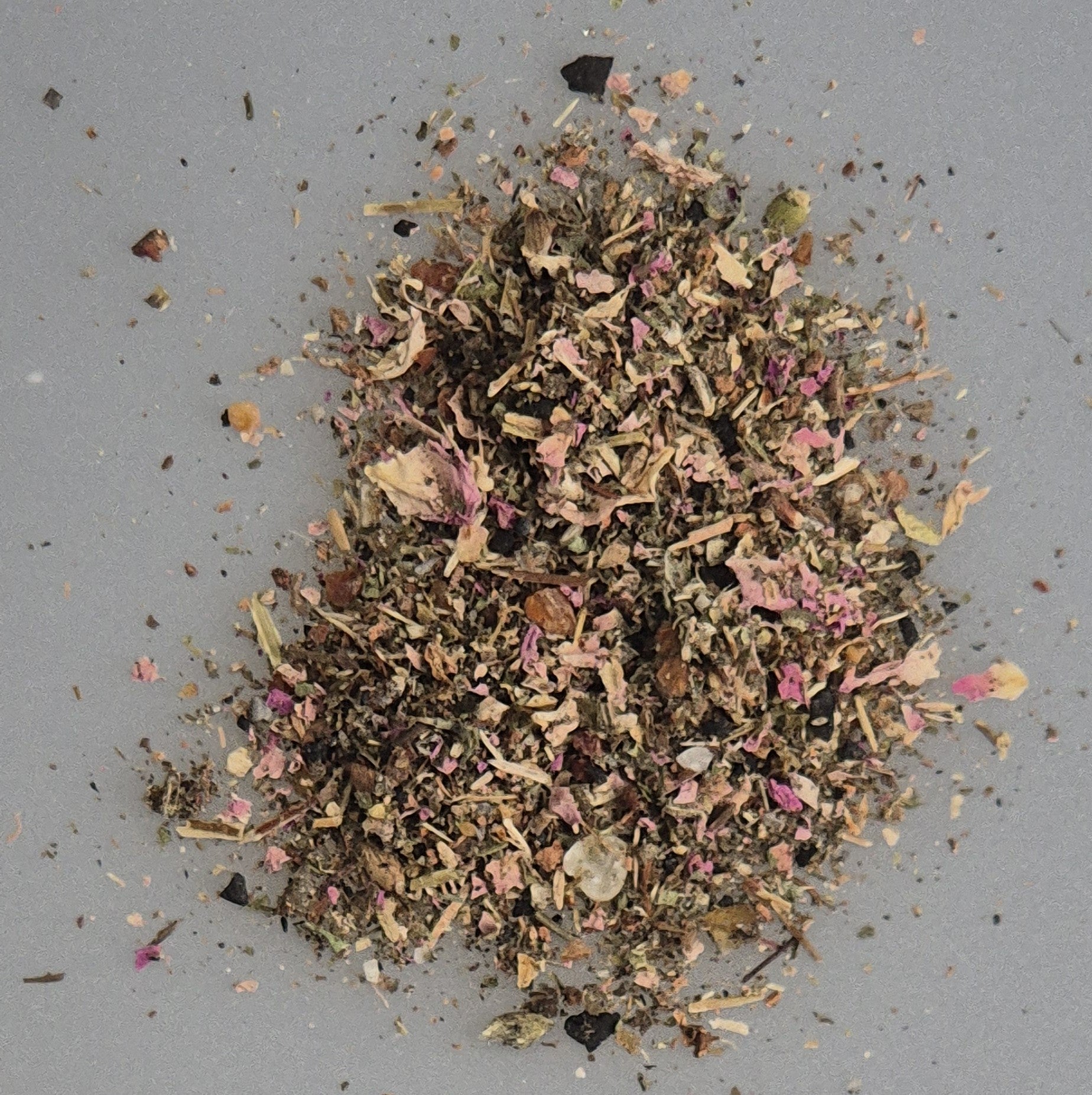 Räuchermischung mit Kräutern, Blüten und feinen Pflanzenteilen, lose Mischung von oben fotografiert