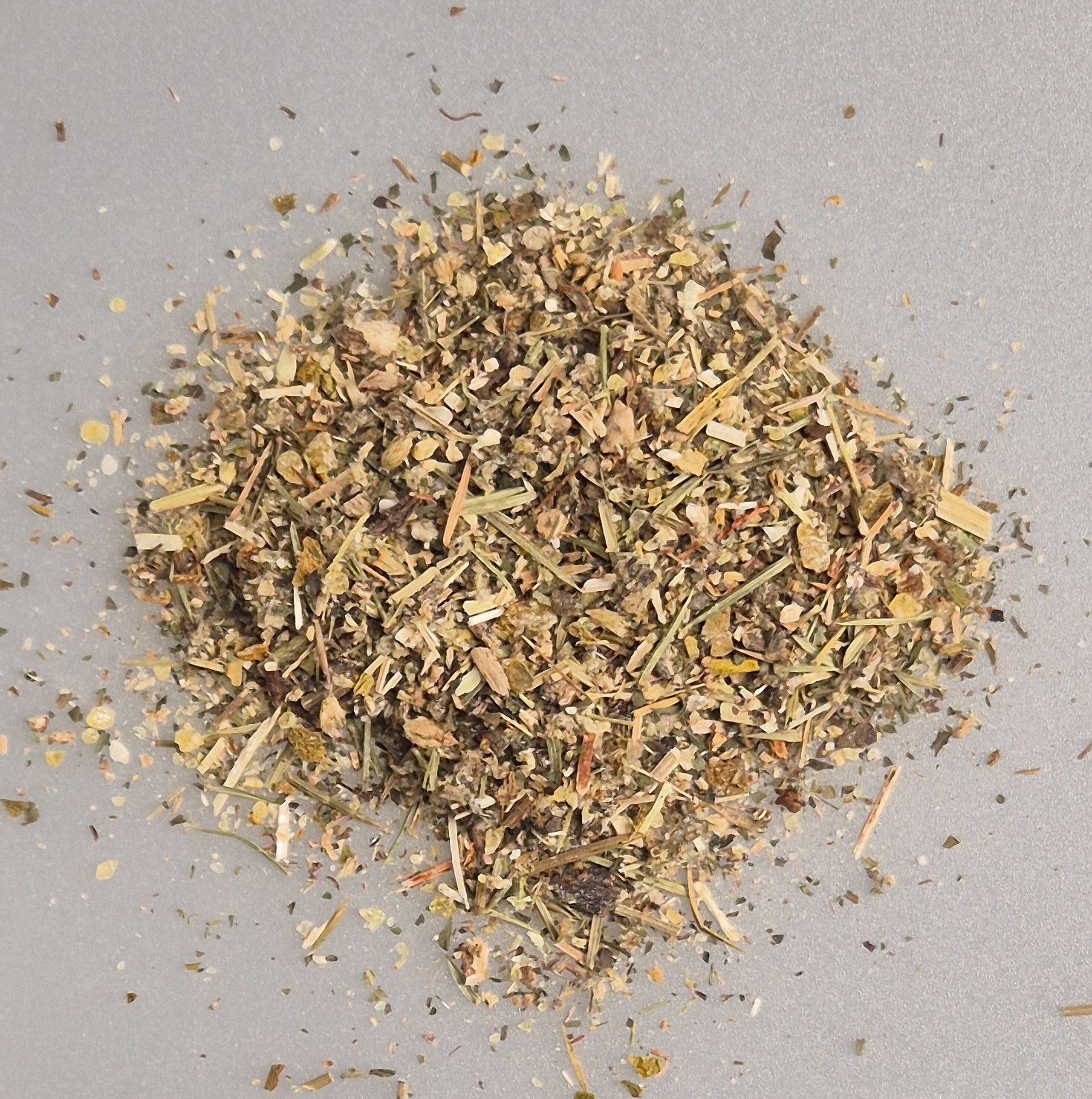 Räuchermischung mit Kräutern, Blüten und Harzstücken, lose Mischung von oben fotografiert