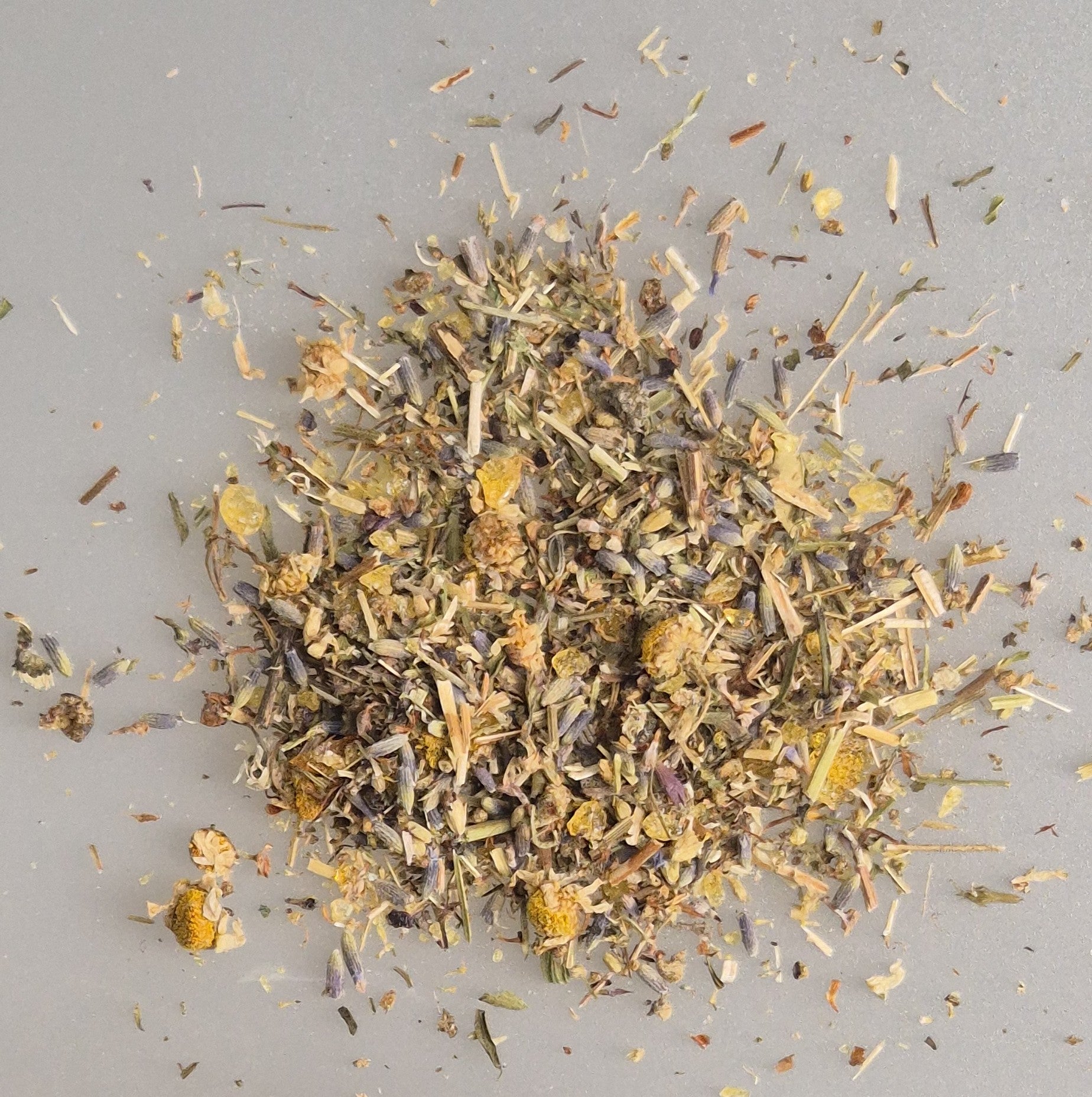 Räuchermischung mit Kräutern und Blüten, lose Mischung von oben fotografiert