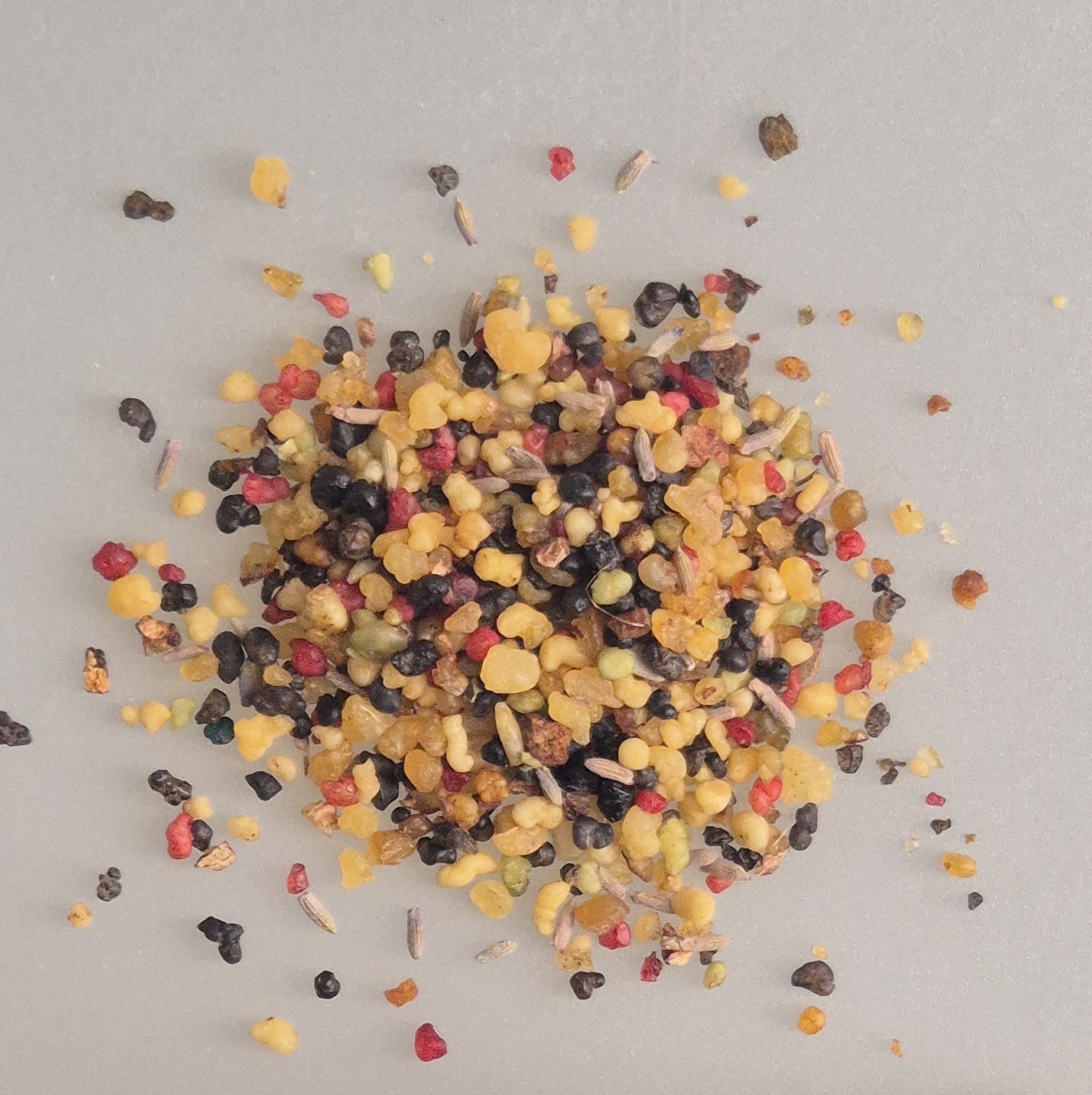 Räucherwerk, Erlesener Kirchen-Weihrauch mit Lavendelblüten, würzig starker Rauch, sanft im Duft mit sakraler Note, zur Reinigung. Online bei MA-FUMO, der Räuchermanufaktur