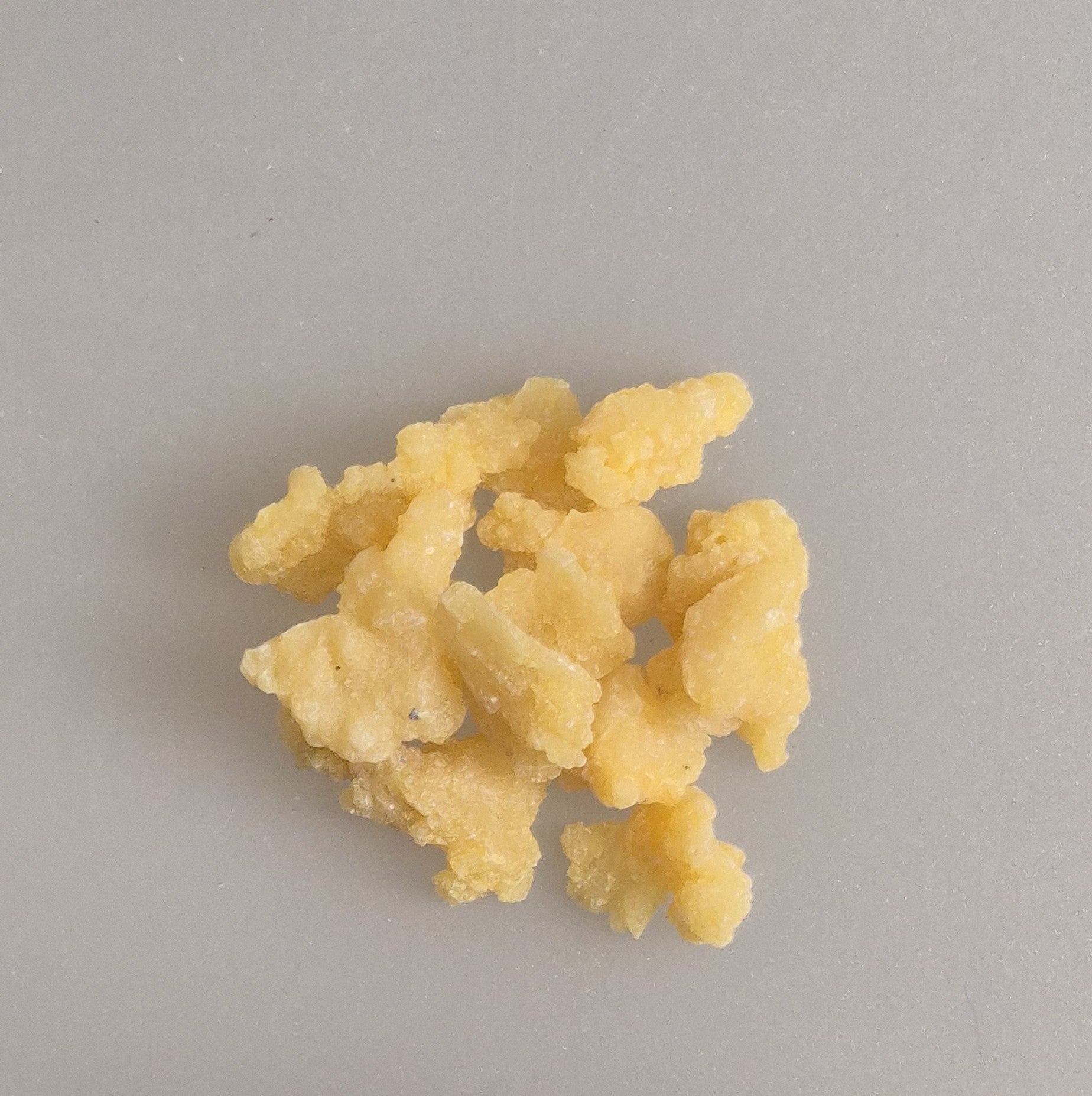 Waldweihrauch Schwarzföhre / Schwarzkiefer. Edles Baumharz aus Österreich. Rein im Duft - ohne Zusätze. Im Shop von MA-FUMO zu bestellen.