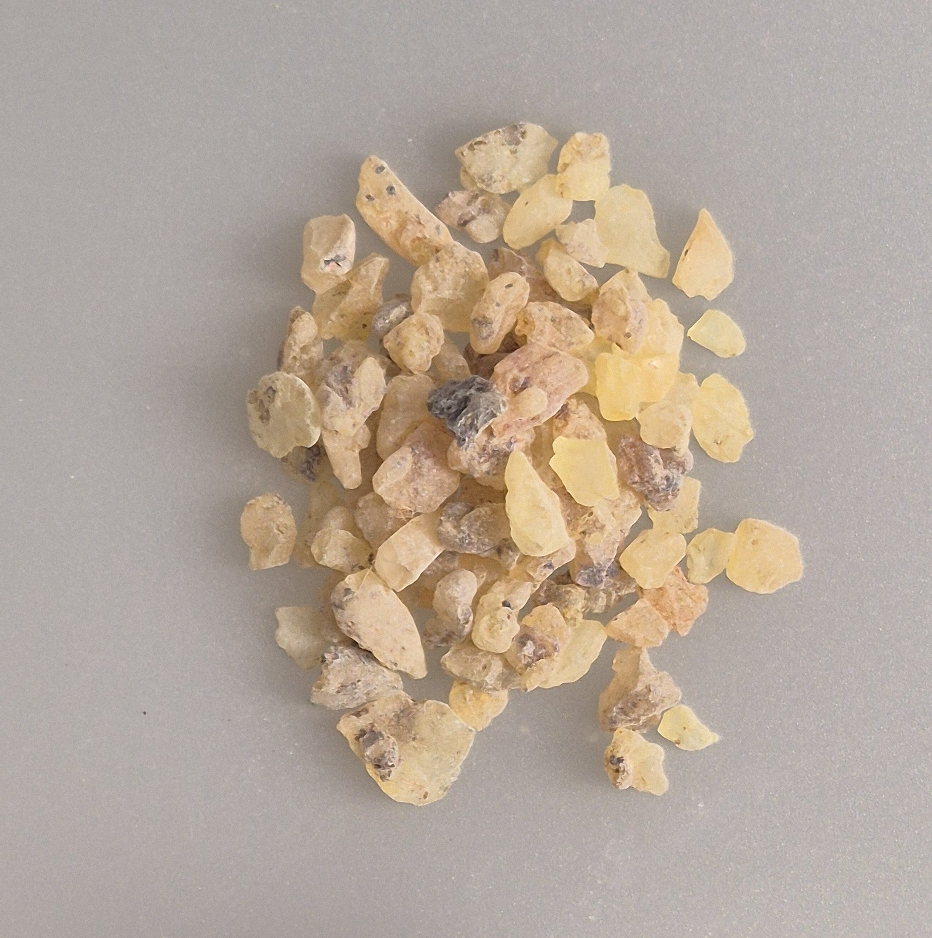 Copal Manila, Weihrauch, Räucherharz, weiß bis gelbliches Harz, krautiger Duft, erfrischend und reinigend, für die Sinne und Wahrnehmung, Räucherwerk, Räuchermanufaktur