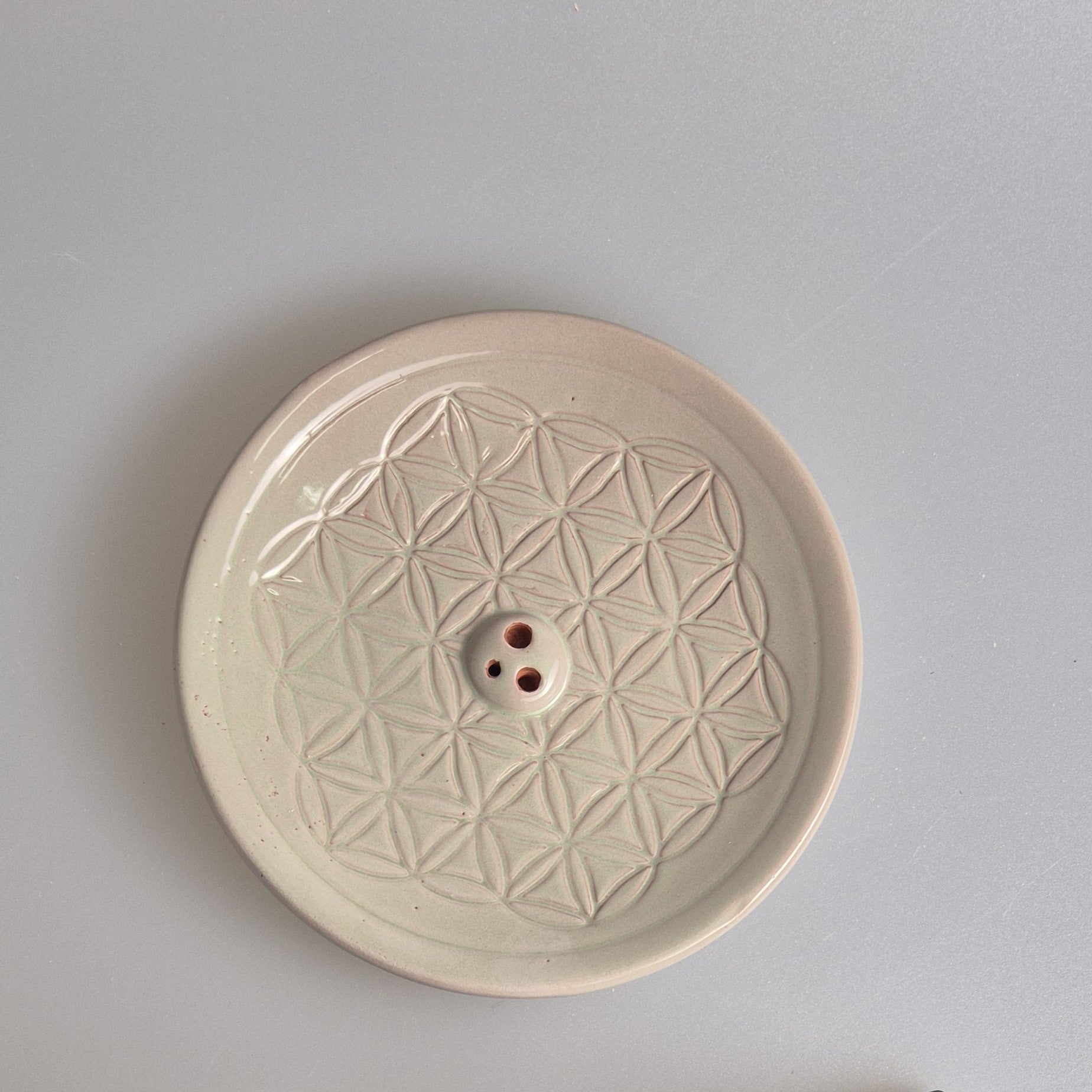 Großer Räucherstäbchenhalter, ca. 15cm Durchmesser, aus Keramik, Farbe Türkis. Kann bis zu 3 Stäbchen gleichzeitig aufnehmen.