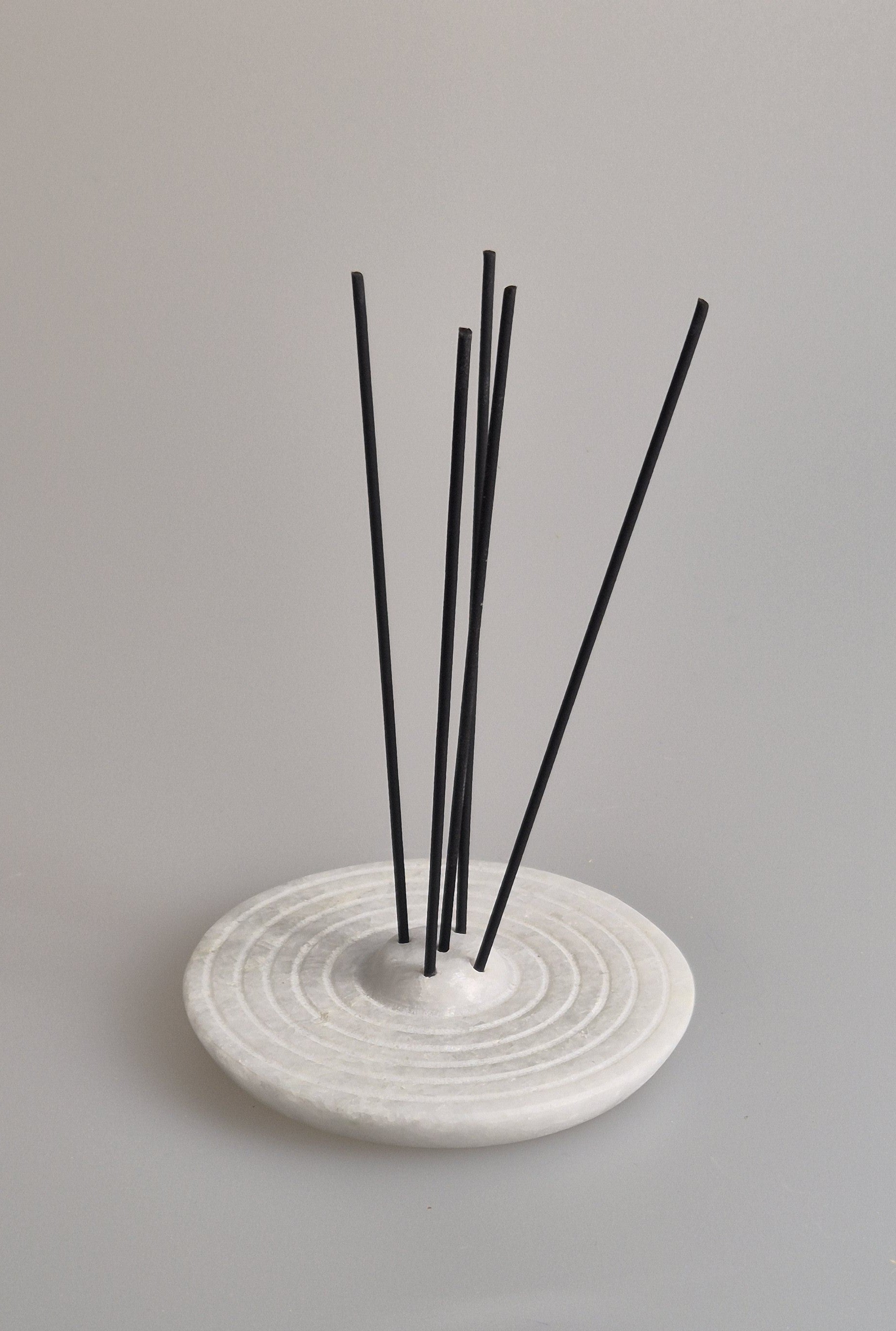 Räucherstäbchenhalter aus Marmor, White Circle, für bis zu 5 Stäbchen gleichzeitig