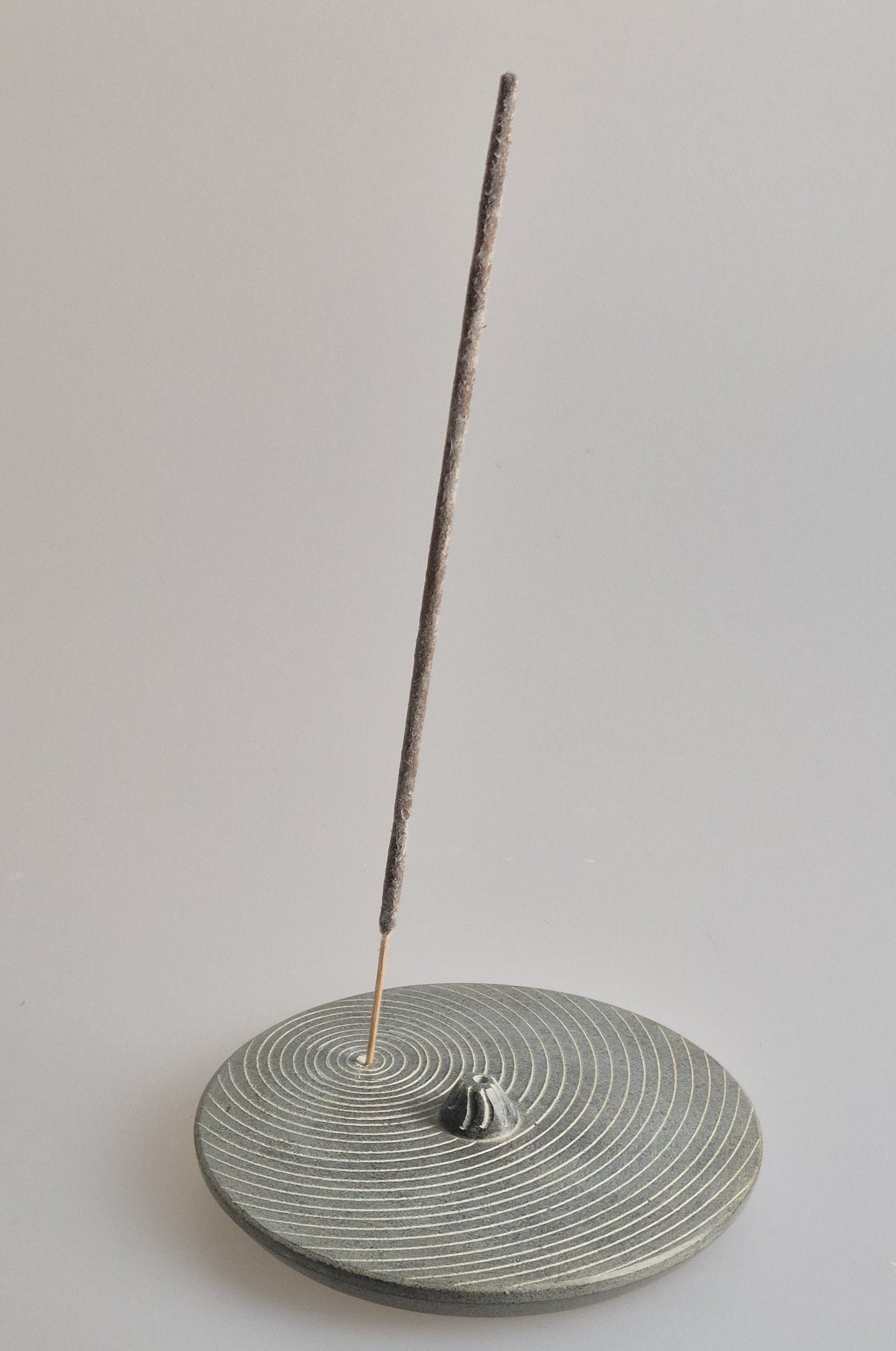 Räucherstäbchenhalter ZEN Motiv. Runder Speckstein, D= 10cm. Kann zwei Stäbchen gleichzeitig fassen.