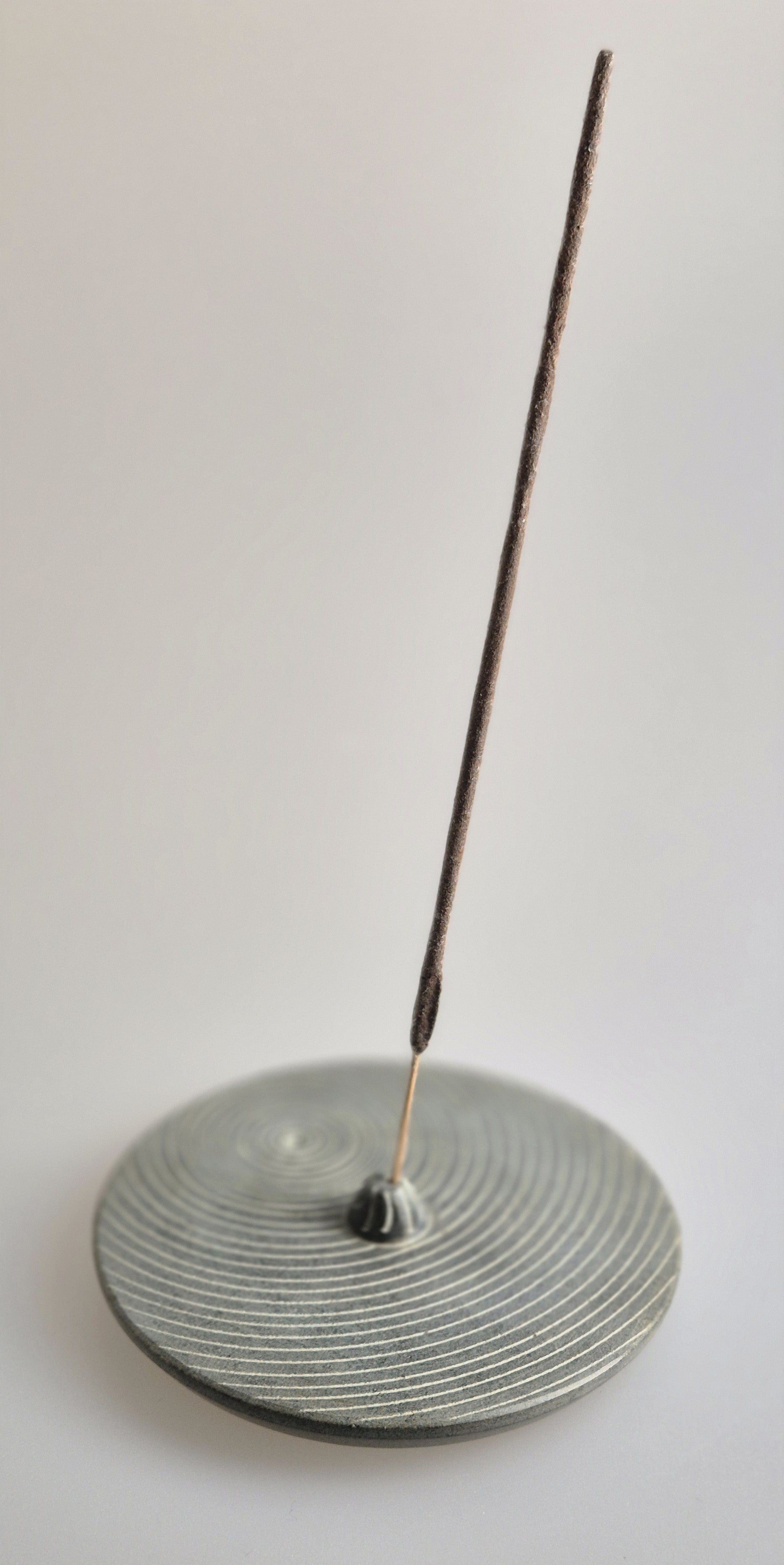 Räucherstäbchenhalter ZEN Motiv. Runder Speckstein, D= 10cm. Kann zwei Stäbchen gleichzeitig fassen.