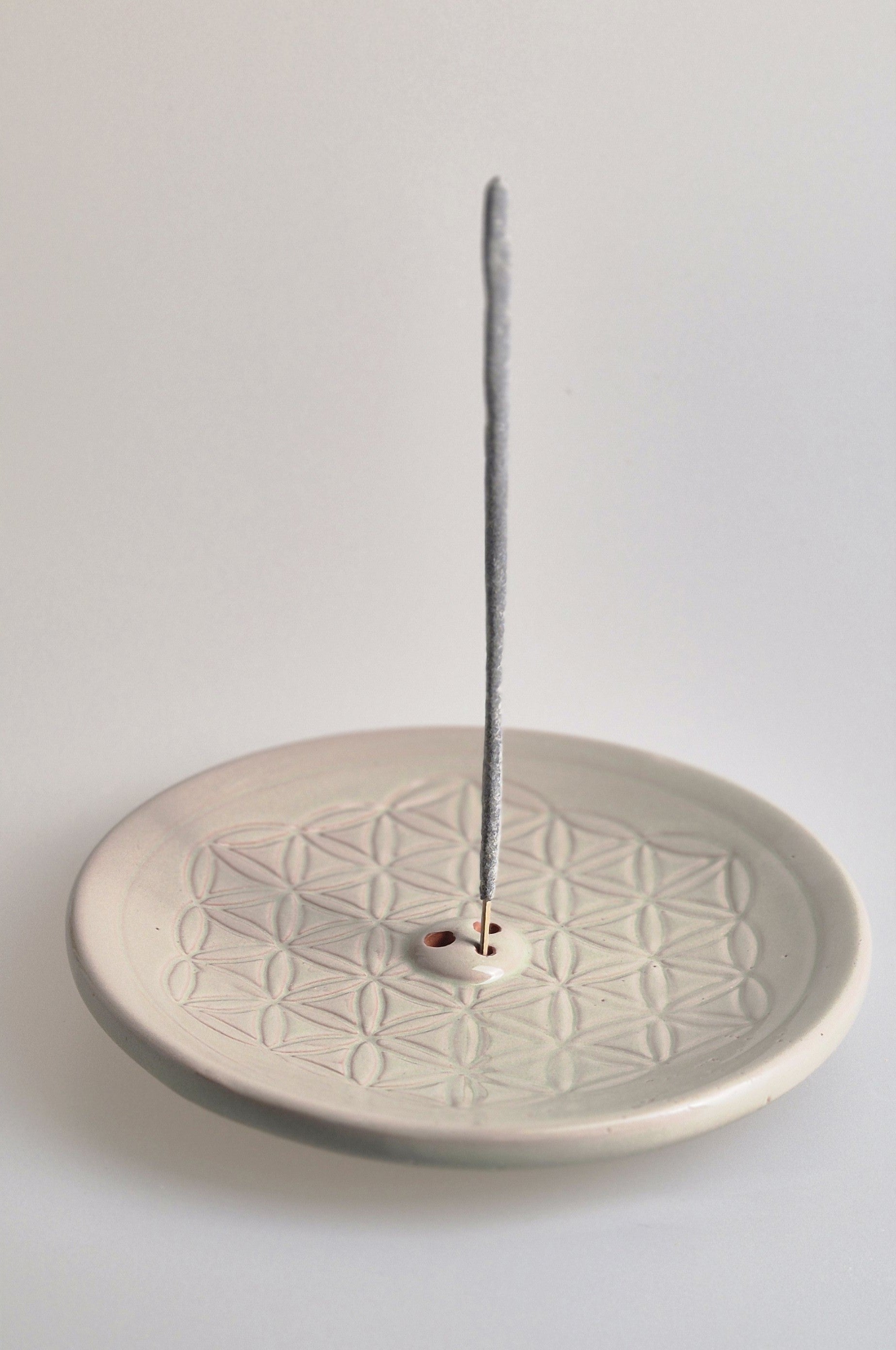 Großer Räucherstäbchenhalter, ca. 15cm Durchmesser, aus Keramik, Farbe Türkis. Kann bis zu 3 Stäbchen gleichzeitig aufnehmen.