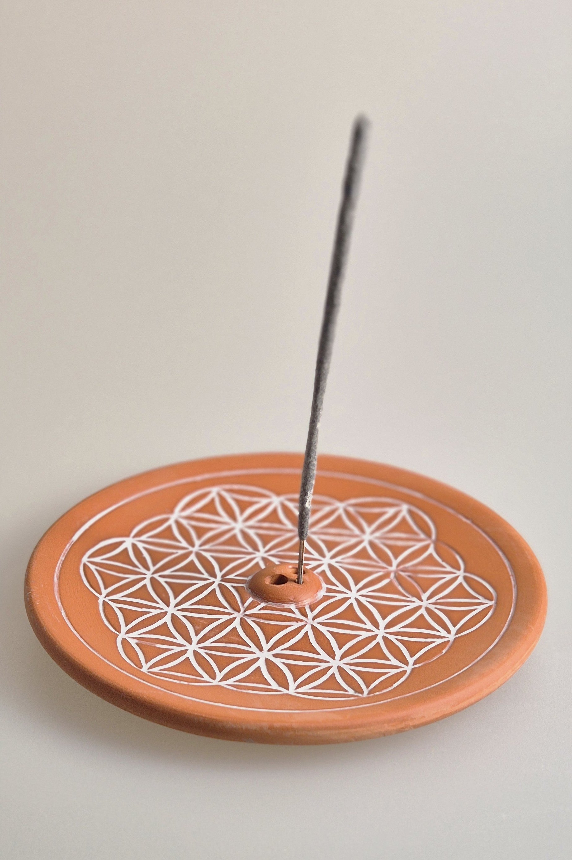 Großer Räucherstäbchenhalter, ca. 15cm Durchmesser, aus Keramik, Farbe Natur. Kann bis zu 3 Stäbchen gleichzeitig aufnehmen.