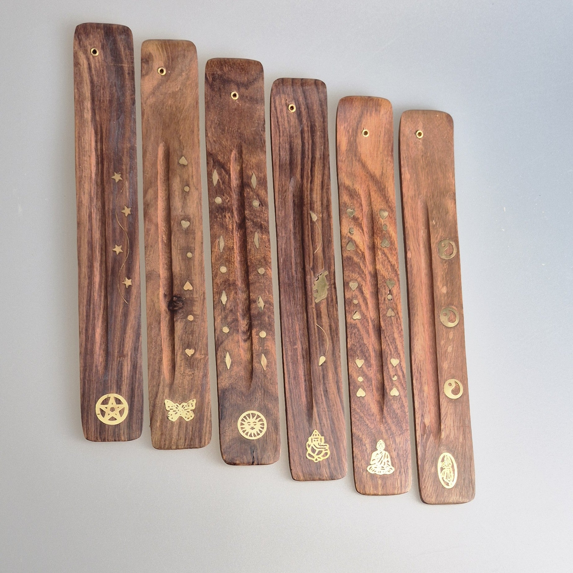 Räucherstäbchen aus Holz, verschiedene Designs für jeweils ein Stäbchen. Im Shop von Ma-Fumo zu bestellen