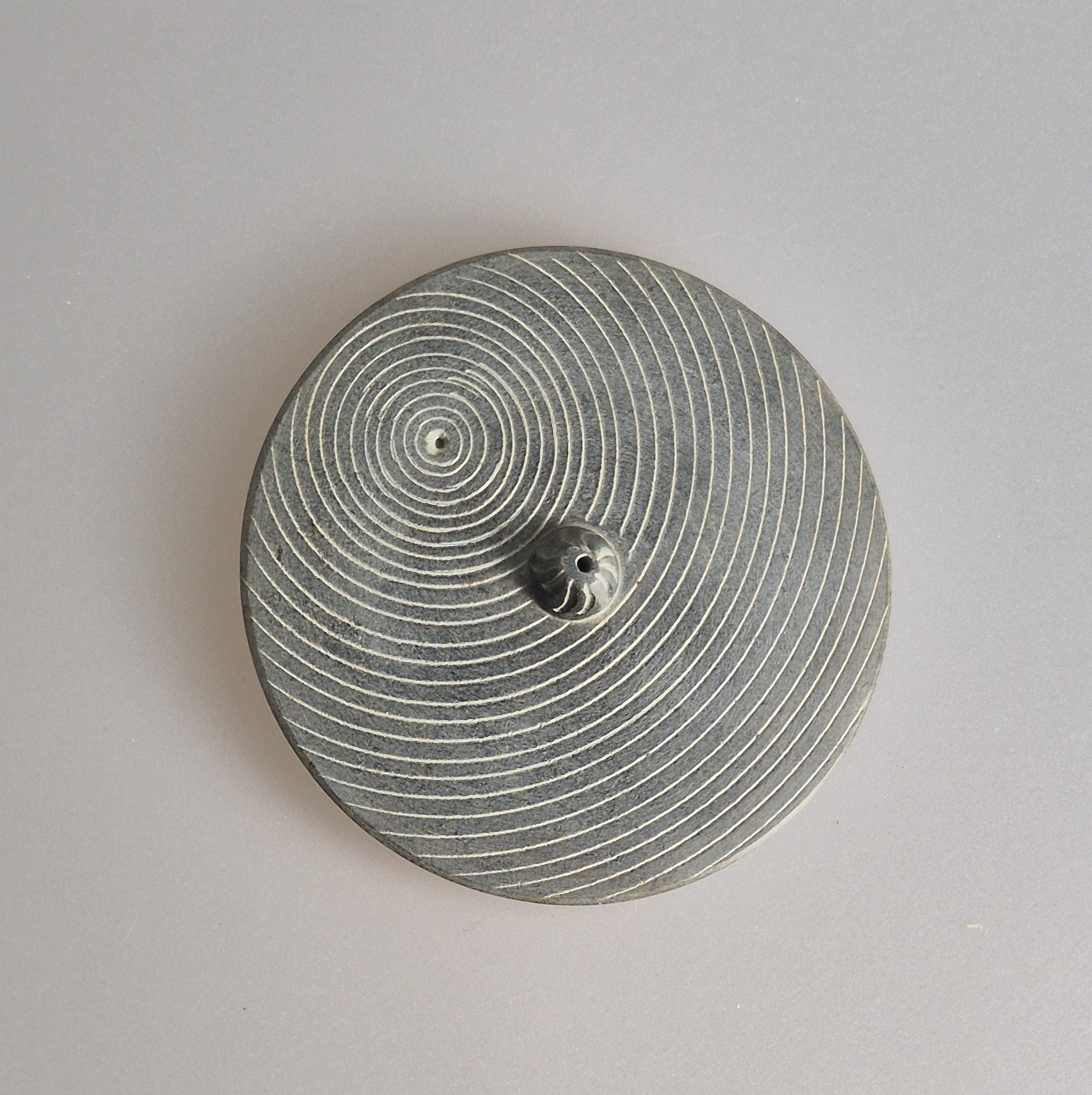 Räucherstäbchenhalter ZEN Motiv. Runder Speckstein, D= 10cm. Kann zwei Stäbchen gleichzeitig fassen.