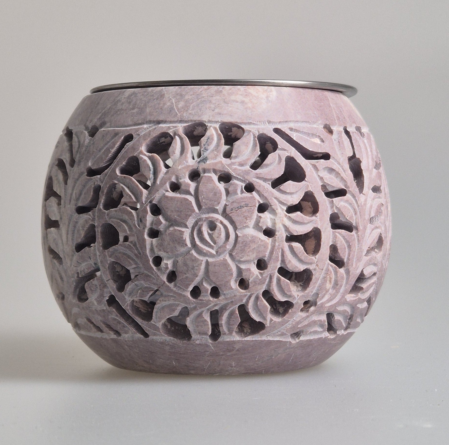 Speckstein mit Edelstahlsieb zum Räuchern, Räucherstövchen, Sieb mit einem d=ca. 9cm, h= ca. 9,5cm, bauchige Form