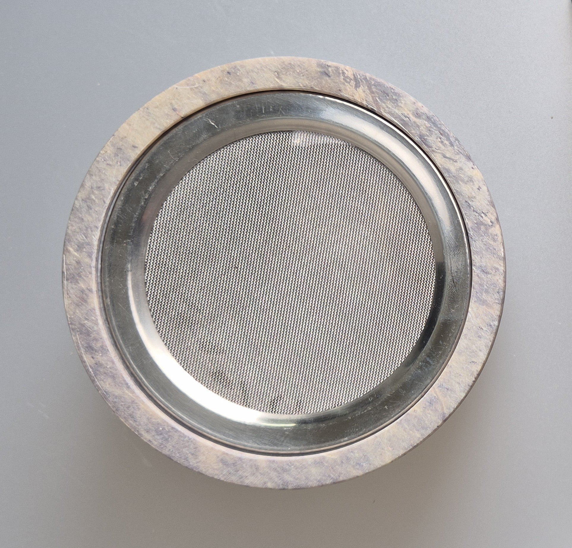 Räuchergefäß aus Speckstein mit Edelstahlsieb, Sieb d= 6cm zum Räuchern. Im MAFUMO Shop erhältlich