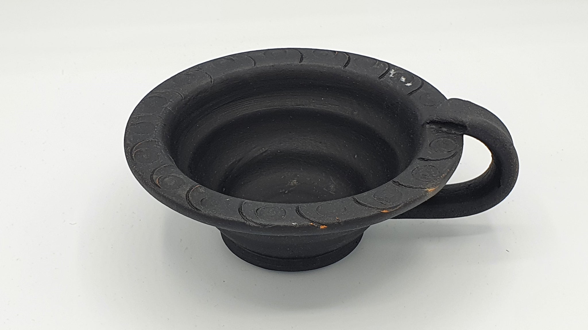 Räucherschale in schwarz aus Ton zum Räuchern auf Kohle - im Ma-Fumo Shop. Mit praktischen Griff zum halten.