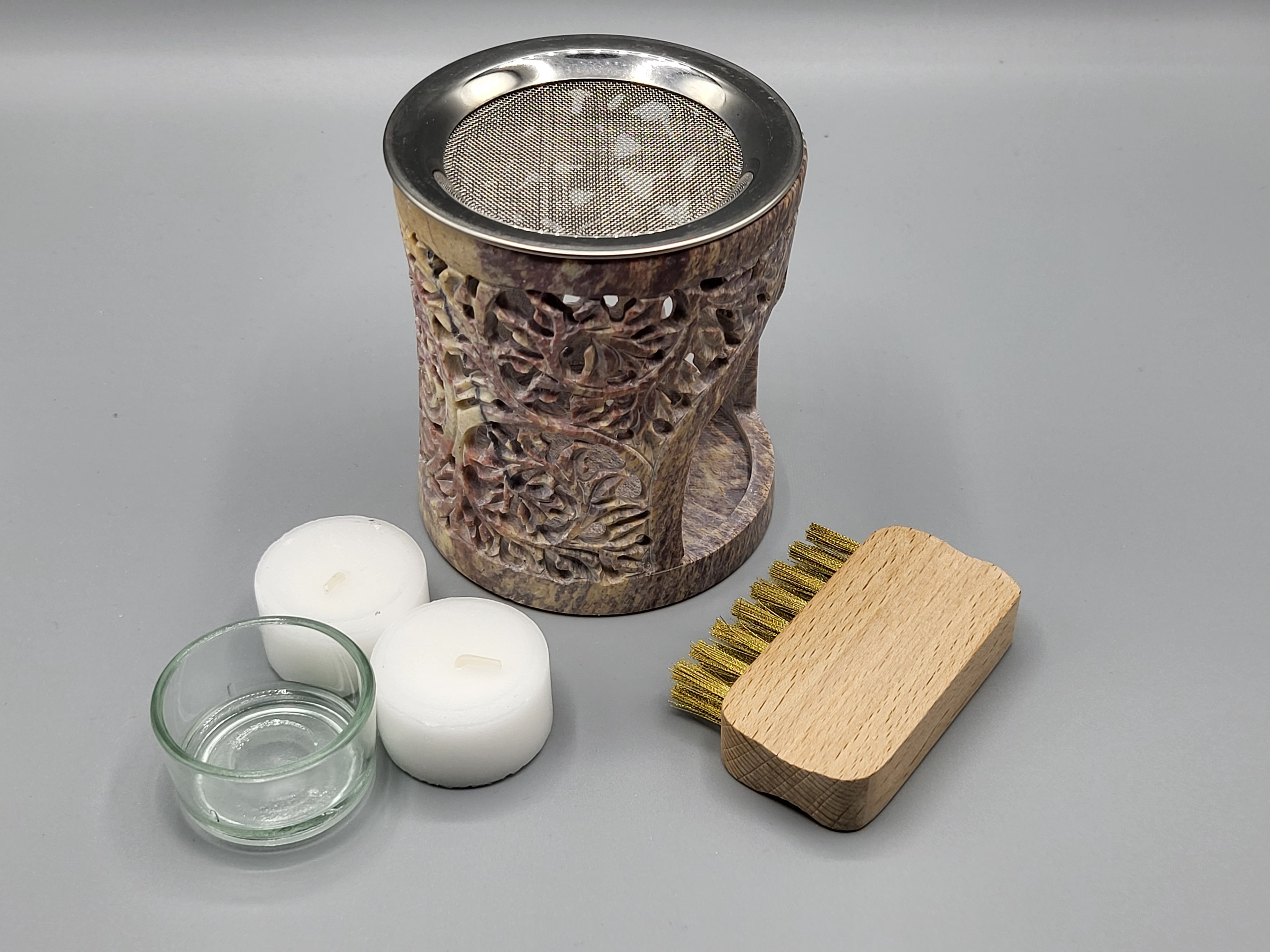 Speckstein Räucherstövchen im MA-FUMO Shop, online zu bestellen. Hier im Set mit Messingbürste und Teelichtern sowie einem Teelichthalter aus Glas