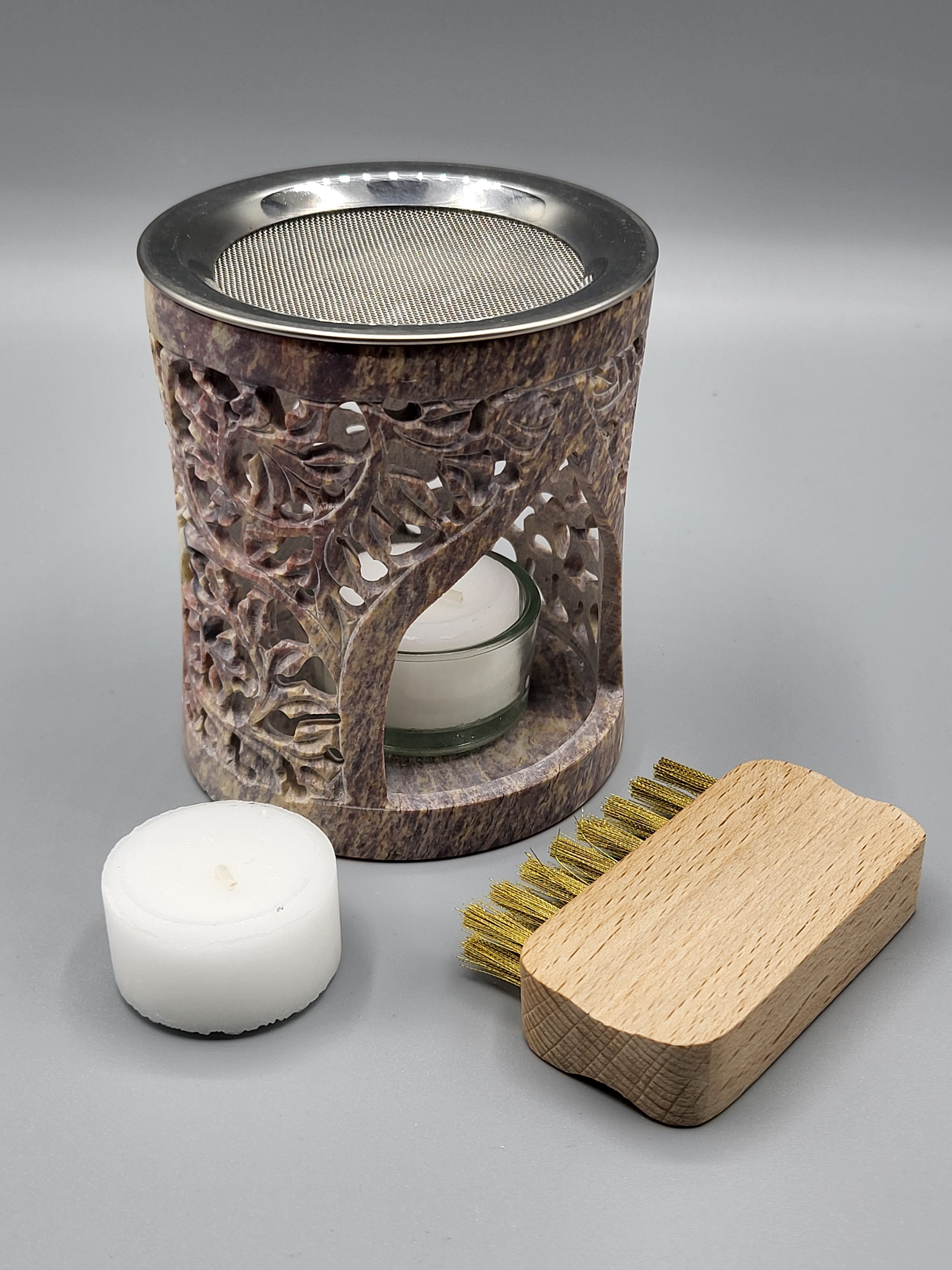Speckstein Räucherstövchen im MA-FUMO Shop, online zu bestellen. Hier im Set mit Messingbürste und Teelichtern sowie einem Teelichthalter aus Glas