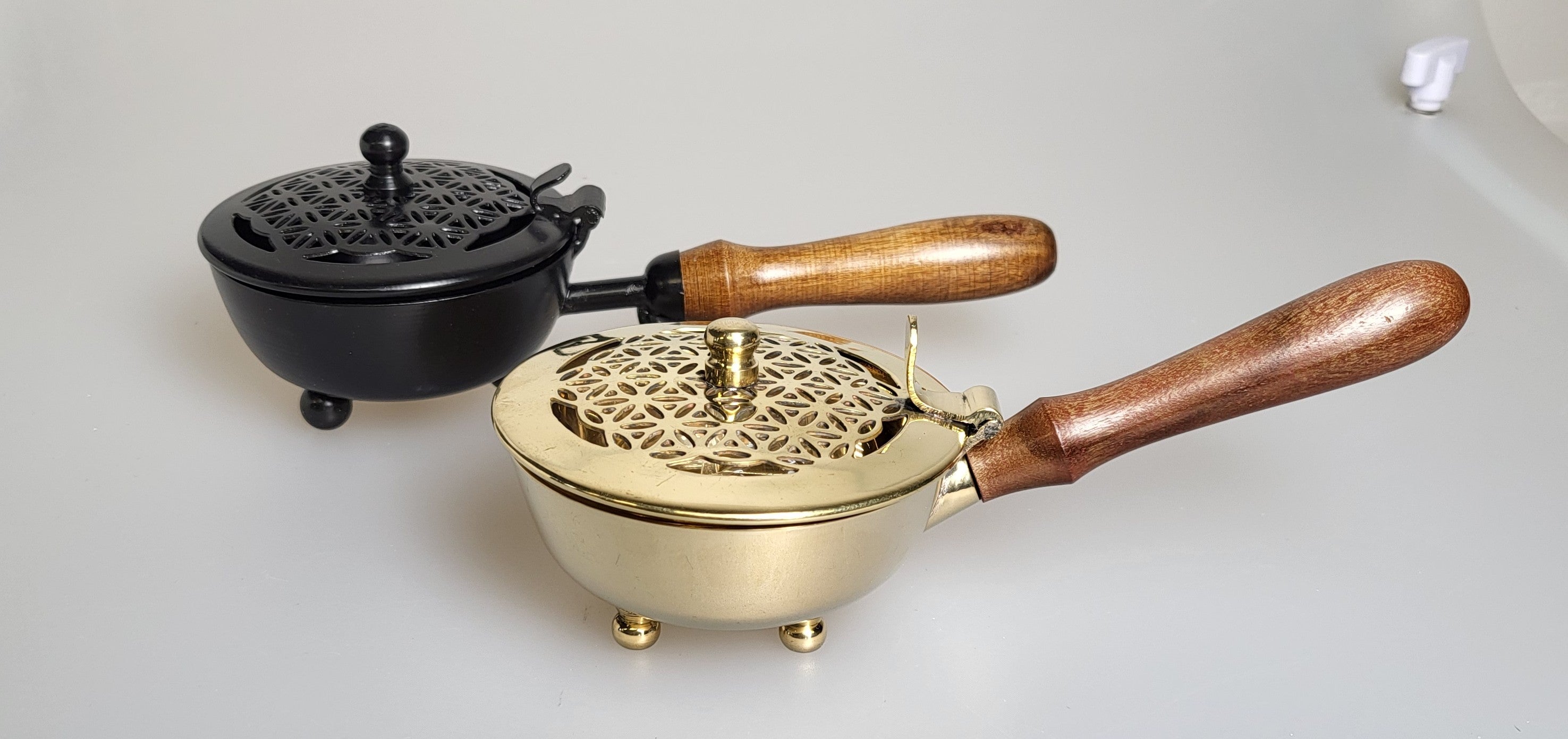 Räucherpfannen oder auch Tragegefäß genannt sind zum Räuchern auf Kohle. Das Gefäß ist geschlossen, was praktisch ist.