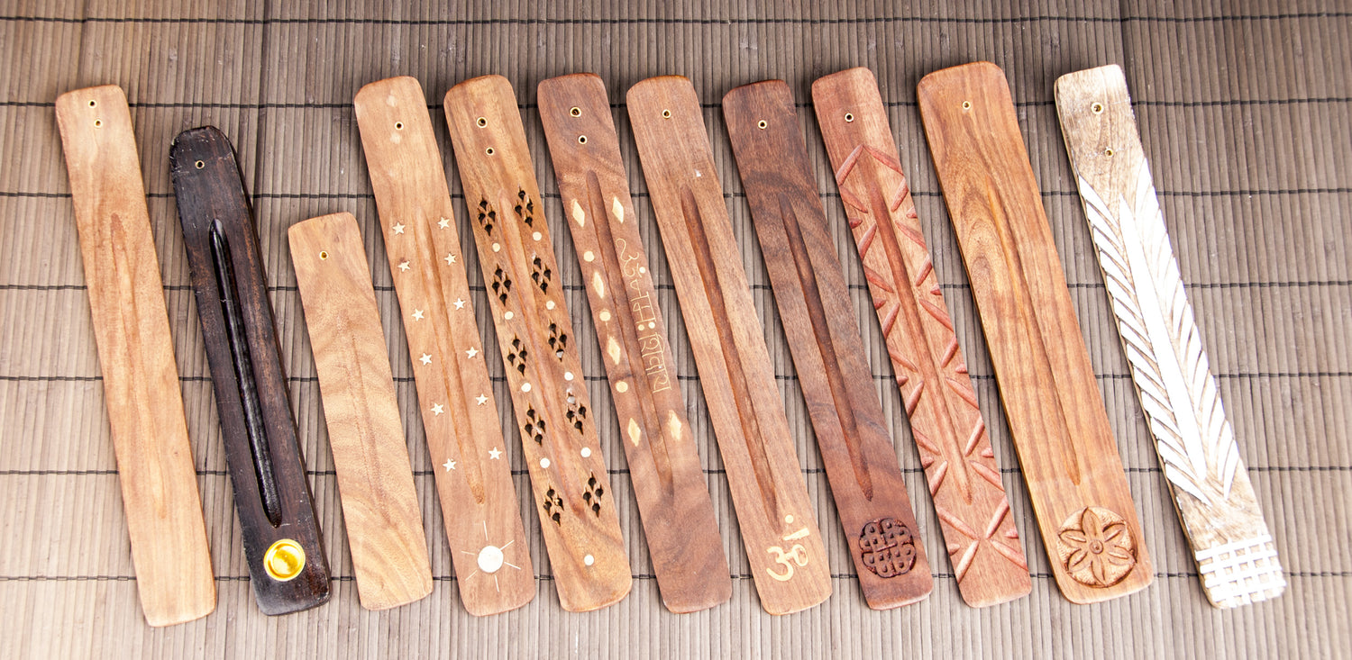 Verschiedene Räucherstäbchenhalter aus Holz