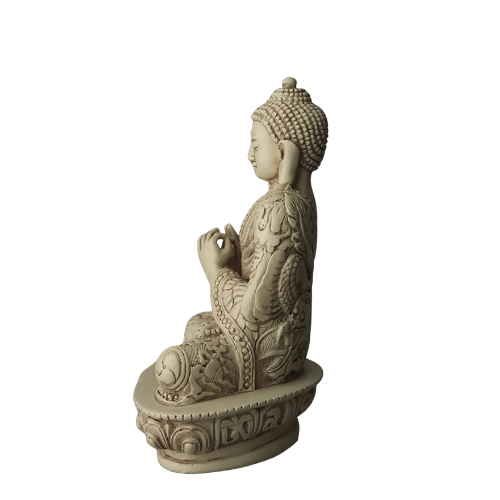 Elfenbeinweiße Buddha-Statue im Profil nach links mit reliefverziertem Gewand auf einem Lotussockel.