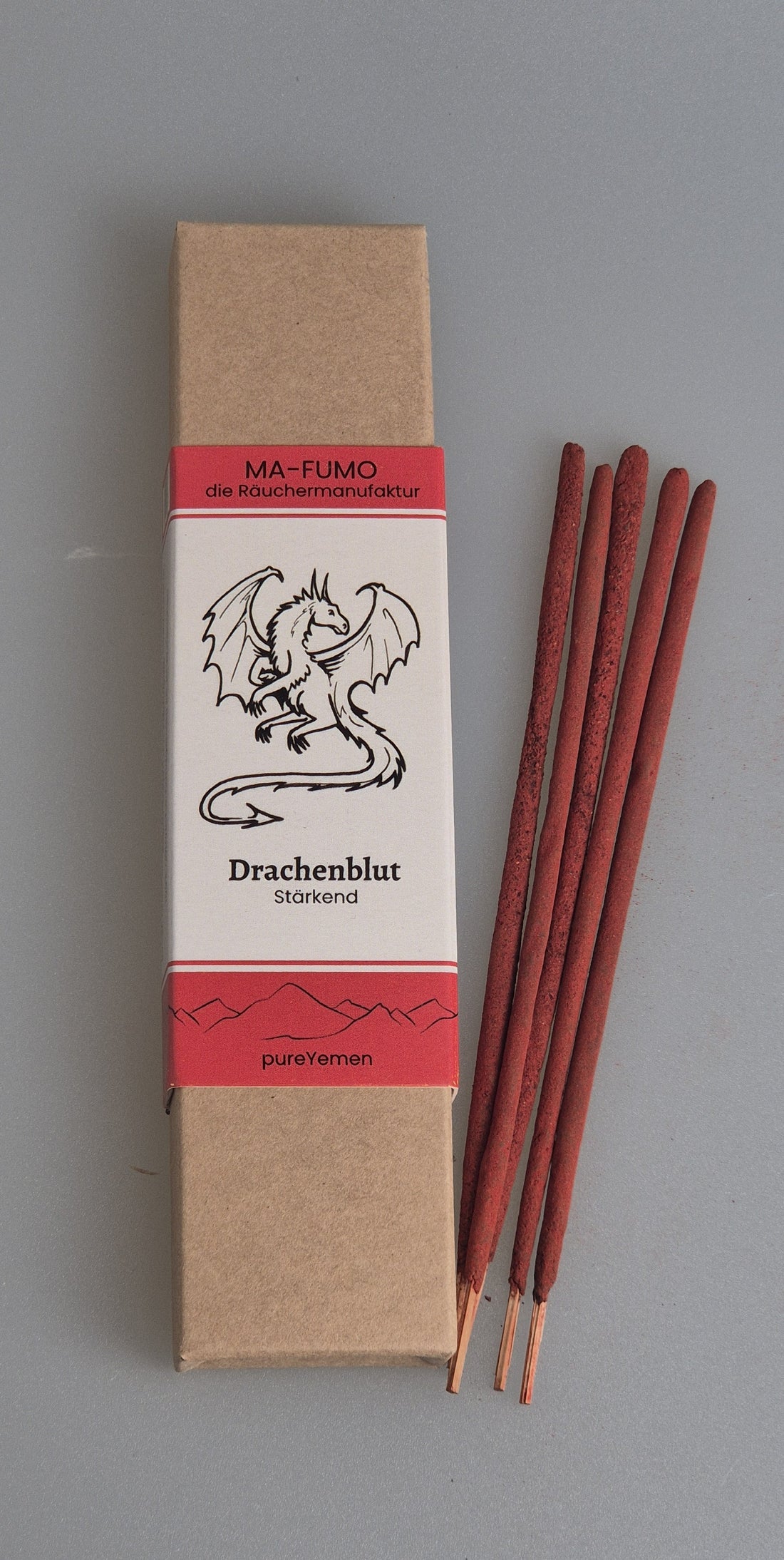 von Hand gerollte Räucherstäbchen aus dem Jemen.  Ohne Zusätze, ohne Chemie - 100% natürliche Rohstoffe. Zu bestellen im Ma-Fumo Shop.