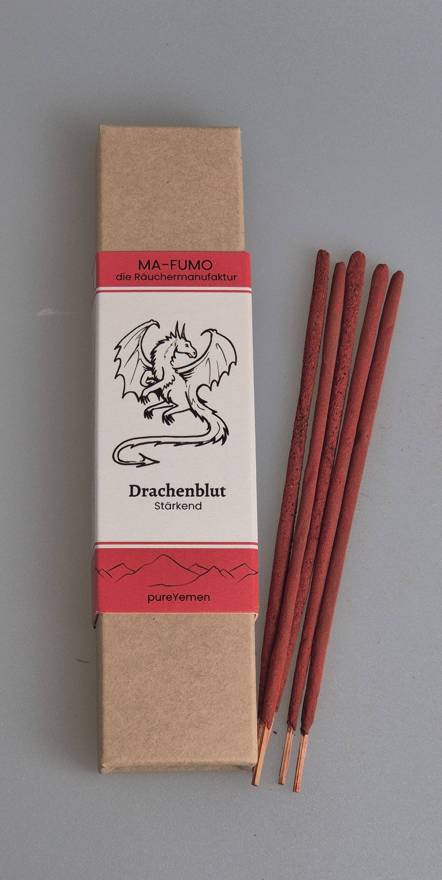 von Hand gerollte Räucherstäbchen aus dem Jemen.  Ohne Zusätze, ohne Chemie - 100% natürliche Rohstoffe. Zu bestellen im Ma-Fumo Shop.