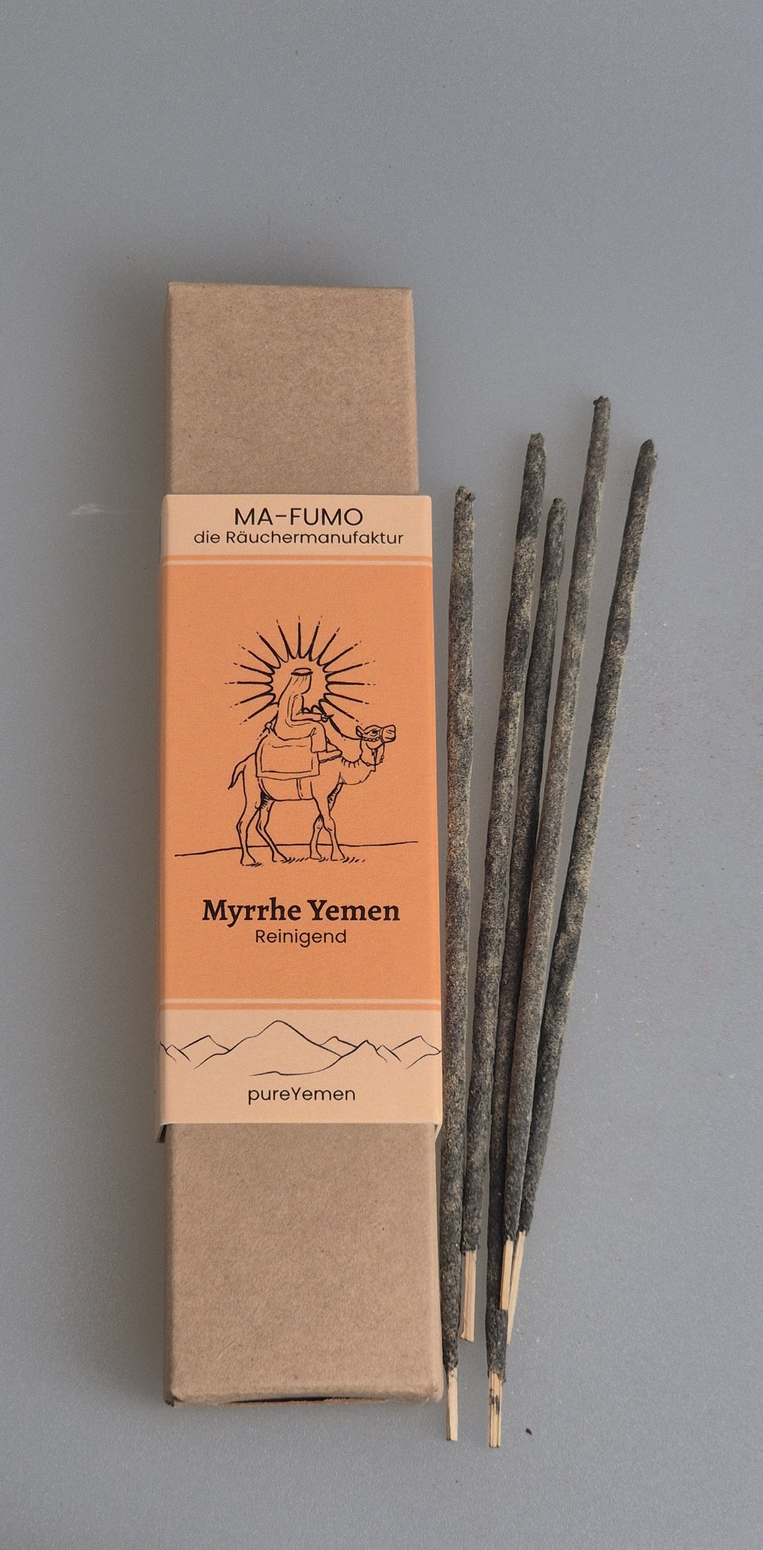 von Hand gerollte Räucherstäbchen aus dem Jemen.  Ohne Zusätze, ohne Chemie - 100% natürliche Rohstoffe. Zu bestellen im Ma-Fumo Shop.