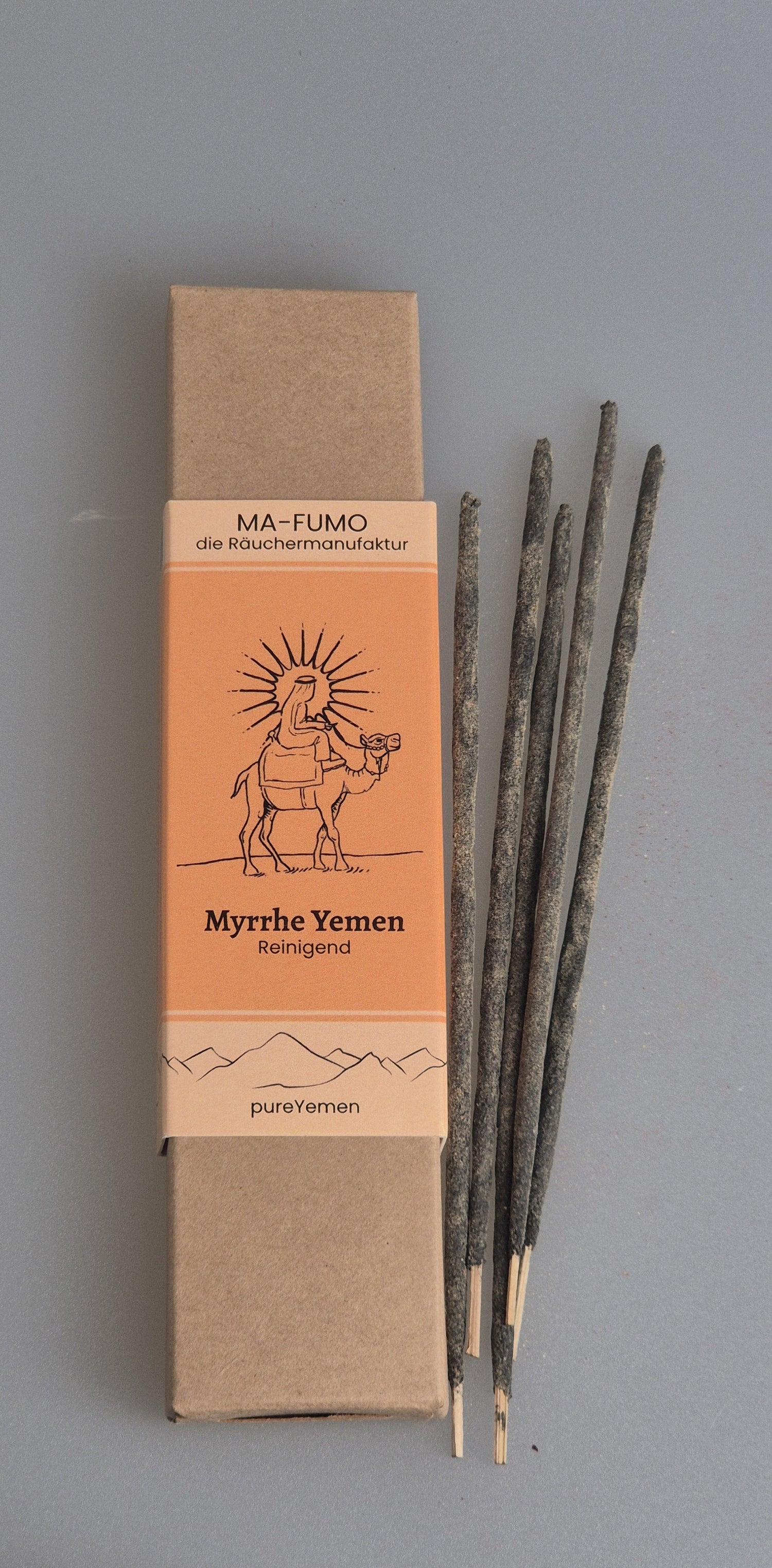 von Hand gerollte Räucherstäbchen aus dem Jemen.  Ohne Zusätze, ohne Chemie - 100% natürliche Rohstoffe. Zu bestellen im Ma-Fumo Shop.