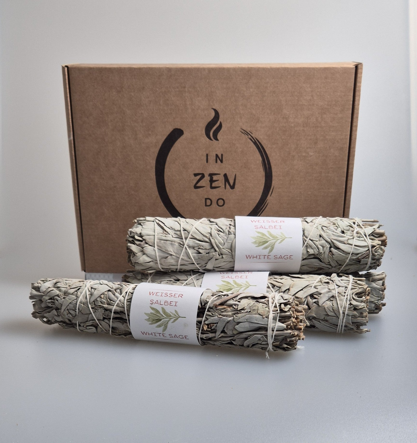 Smudge Weißer Salbei, Räucherbündel groß, 22-25cm lang. Der Weiße Salbei (White Sage) stammt aus Mexico und den USA. Kontrollierte Einfuhr!