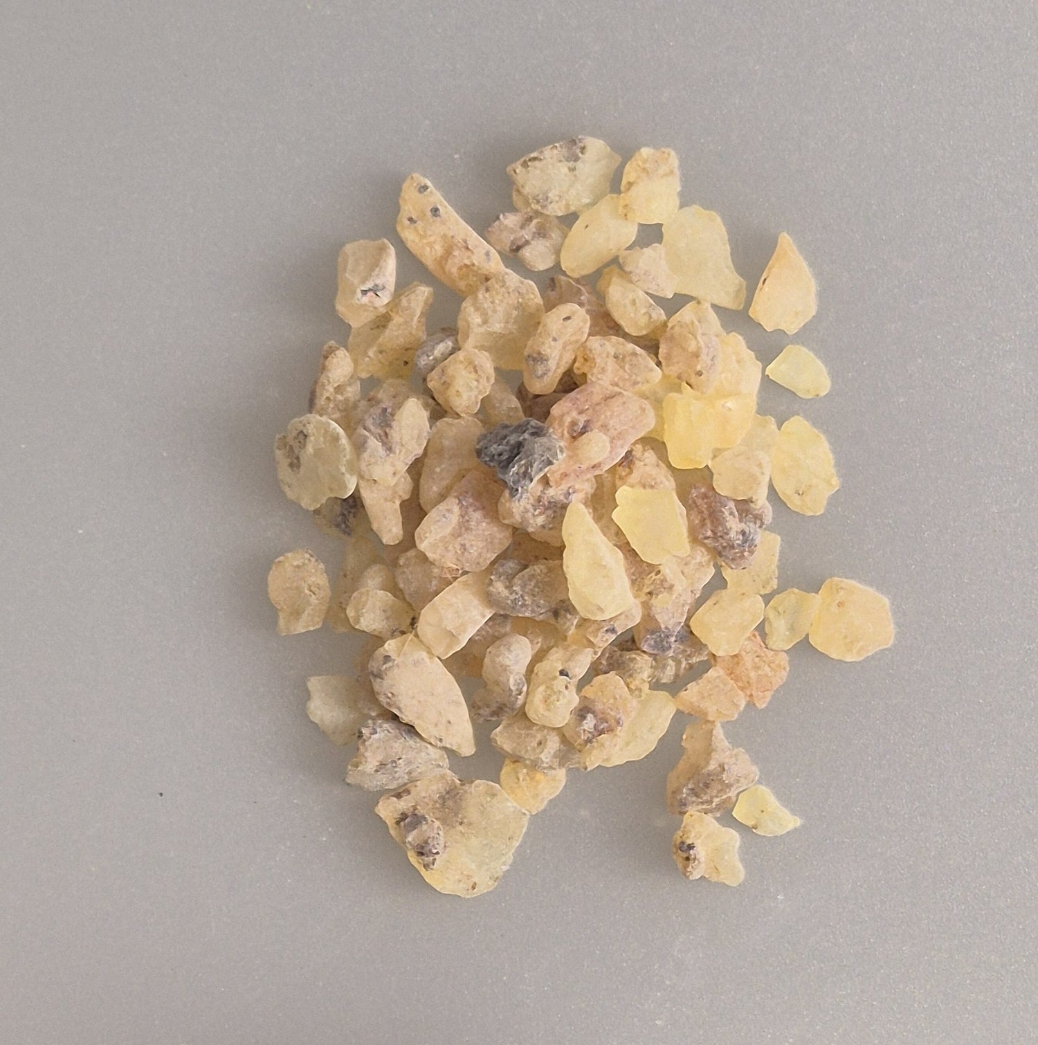 Copal Manila, Weihrauch, Räucherharz, weiß bis gelbliches Harz, krautiger Duft, erfrischend und reinigend, für die Sinne und Wahrnehmung, Räucherwerk, Räuchermanufaktur
