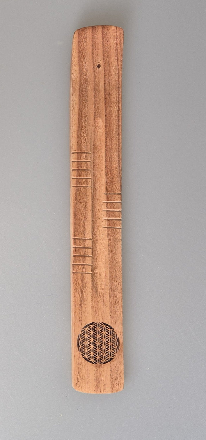 Räucherstäbchenhalter aus hellem Holz mit Blume des Lebens Muster. Länge ca. 28cm