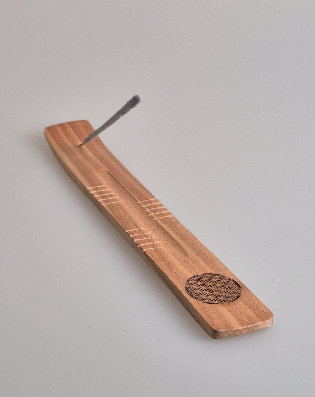 Räucherstäbchenhalter aus hellem Holz mit Blume des Lebens Muster. Länge ca. 28cm