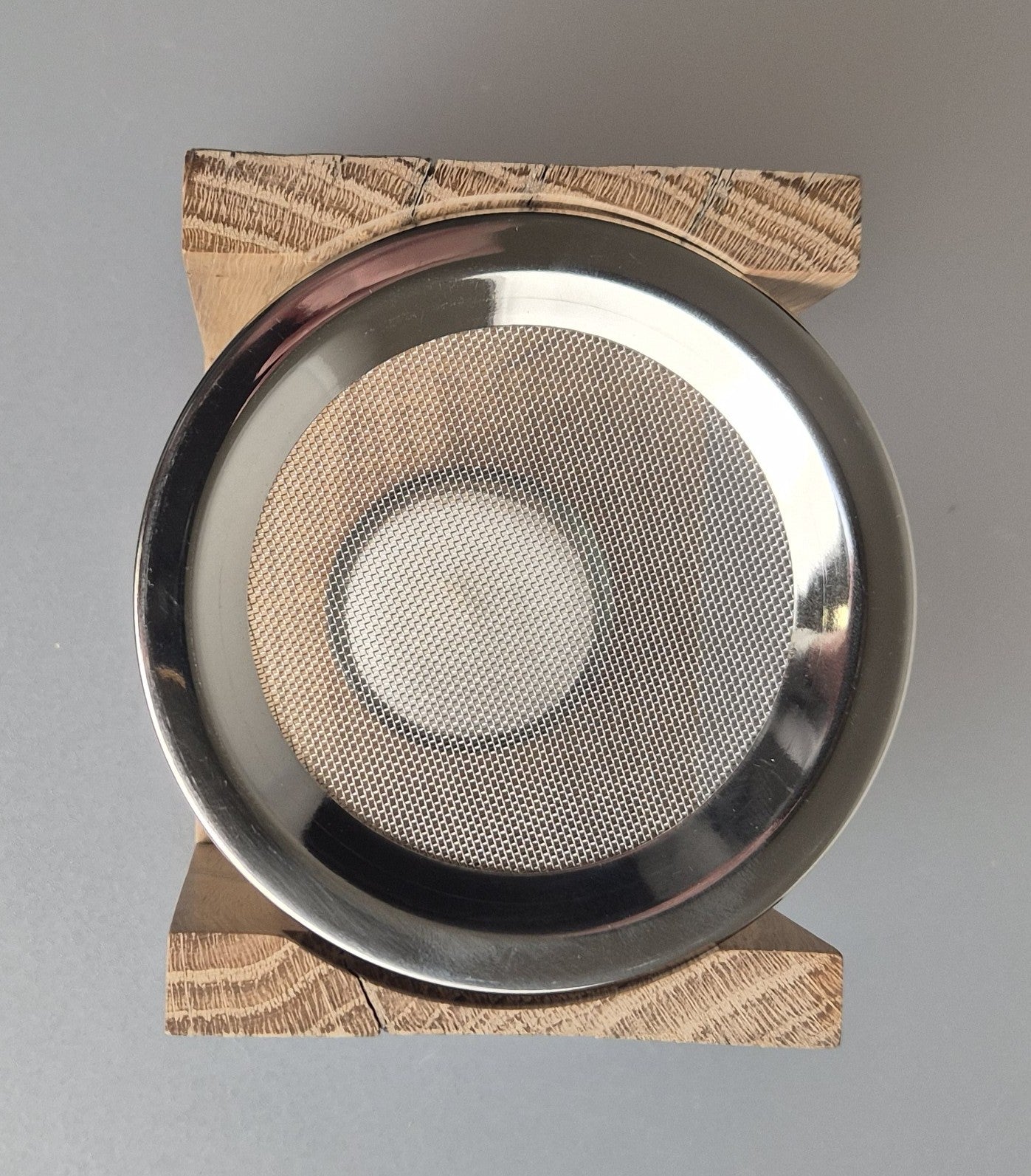 von Hand gefertigtes Räuchergefäß aus 100% Eichenholz mit Edelstahlsieb, d=10cm