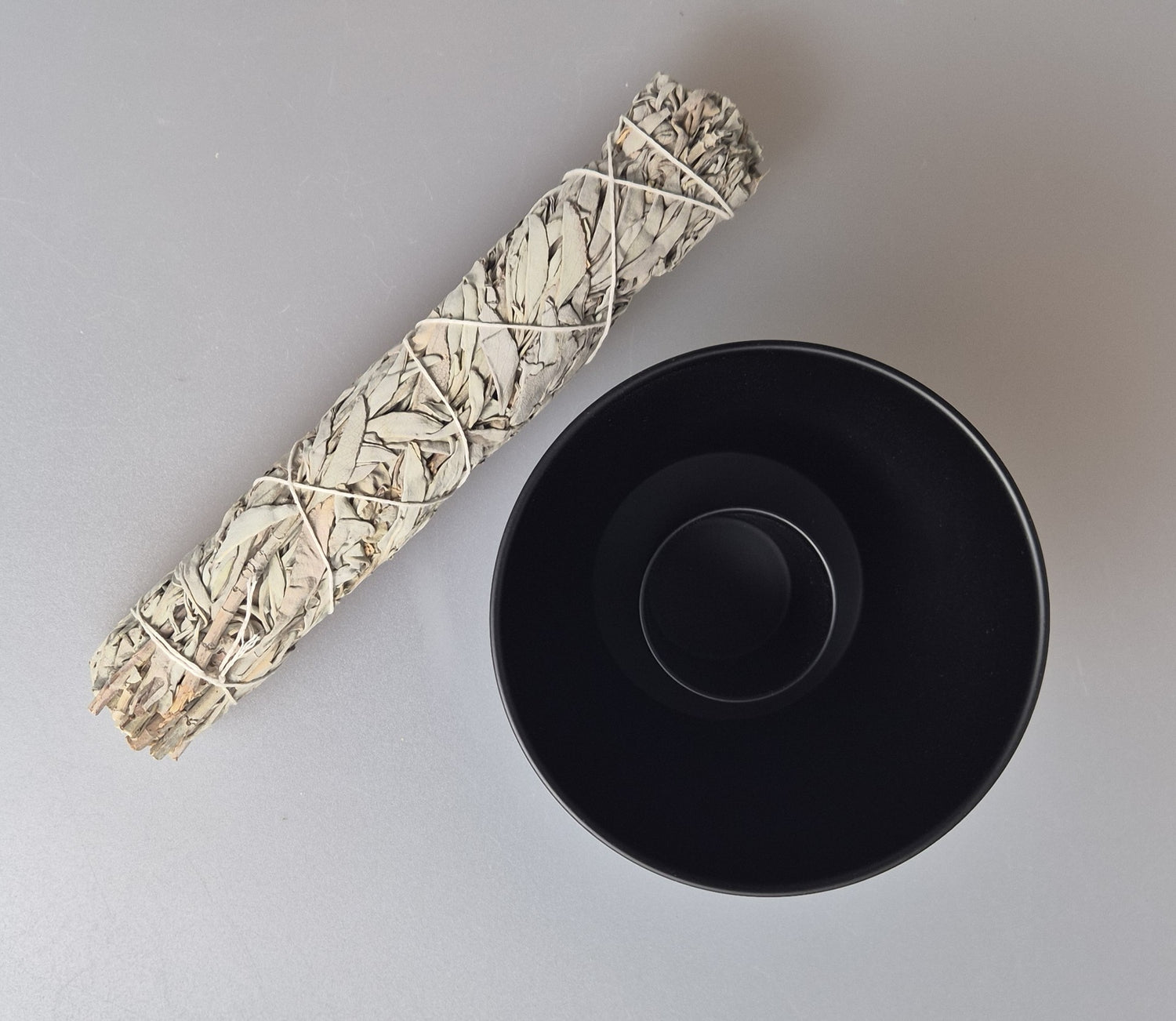 Smudge Bowl aus Eisen - praktischer Halter für unseren XXL White Sage Smudge. Mit Symbolik Blume des Lebens