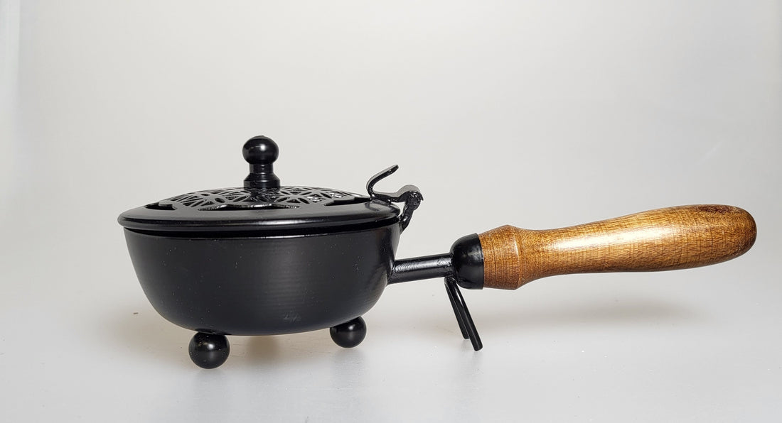 Räucherpfanne, Traagegefäß zum Räuchern auf Kohle mit praktischem Holzgriff zum halten und schwenken