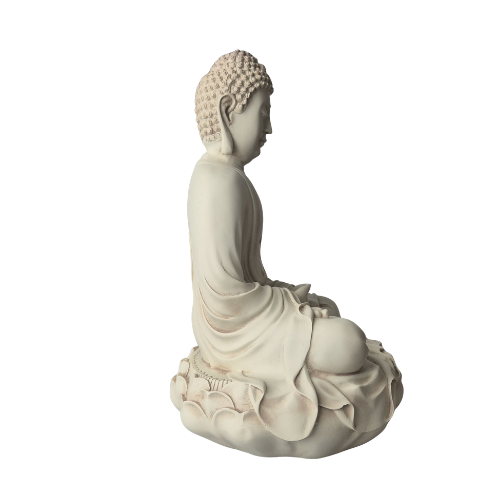 Elfenbeinweiße Amitabha-Buddha-Statue auf Lotussockel, Seitenansicht mit Blick nach rechts und fließenden Gewandfalten.