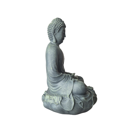 Grüne Buddha-Statue „Meditation“ im Profil nach rechts mit Händen im Schoß und gekreuzten Beinen auf einem Lotussockel.