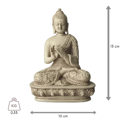 Buddha-Statue „Rad des Dharma“ in Elfenbeinweiß mit Dharmachakra Mudra und verziertem Lotussockel, Vorderansicht mit Maßangabe zur Höhe von 13 cm.