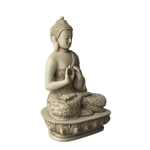 Schräge Vorderansicht der elfenbeinweißen Buddha-Statue „Rad des Dharma“ mit verziertem Gewand und Lotussockel.