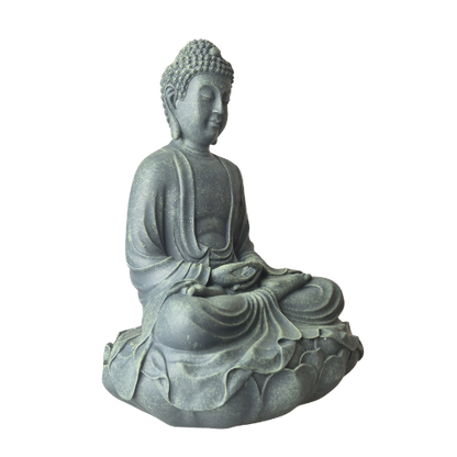 Schräge Vorderansicht der grünen Buddha-Statue „Meditation“ mit Dhyana Mudra und fließenden Gewandfalten auf einem Lotussockel.