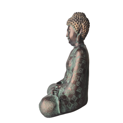Buddha-Statue „Meditation“ in patinierter Bronzeoptik im Profil nach links mit grün akzentuierten Ornamenten auf dem Gewand.