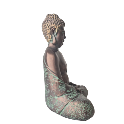 Buddha-Statue „Meditation“ in patinierter Bronzeoptik im Profil nach rechts mit freier Schulter und verziertem Gewand.