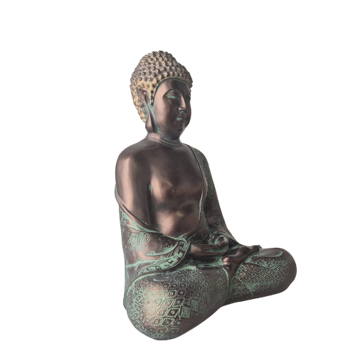 Schräge Vorderansicht der Buddha-Statue „Meditation“ in patinierter Bronzeoptik mit Händen im Schoß und gekreuzten Beinen.