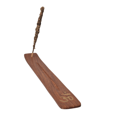 Räucherstäbchenhalter aus der Räuchermanufaktur, Material Holz, Meditation, Mantra Om, im Bild mit Räuchertäbchen