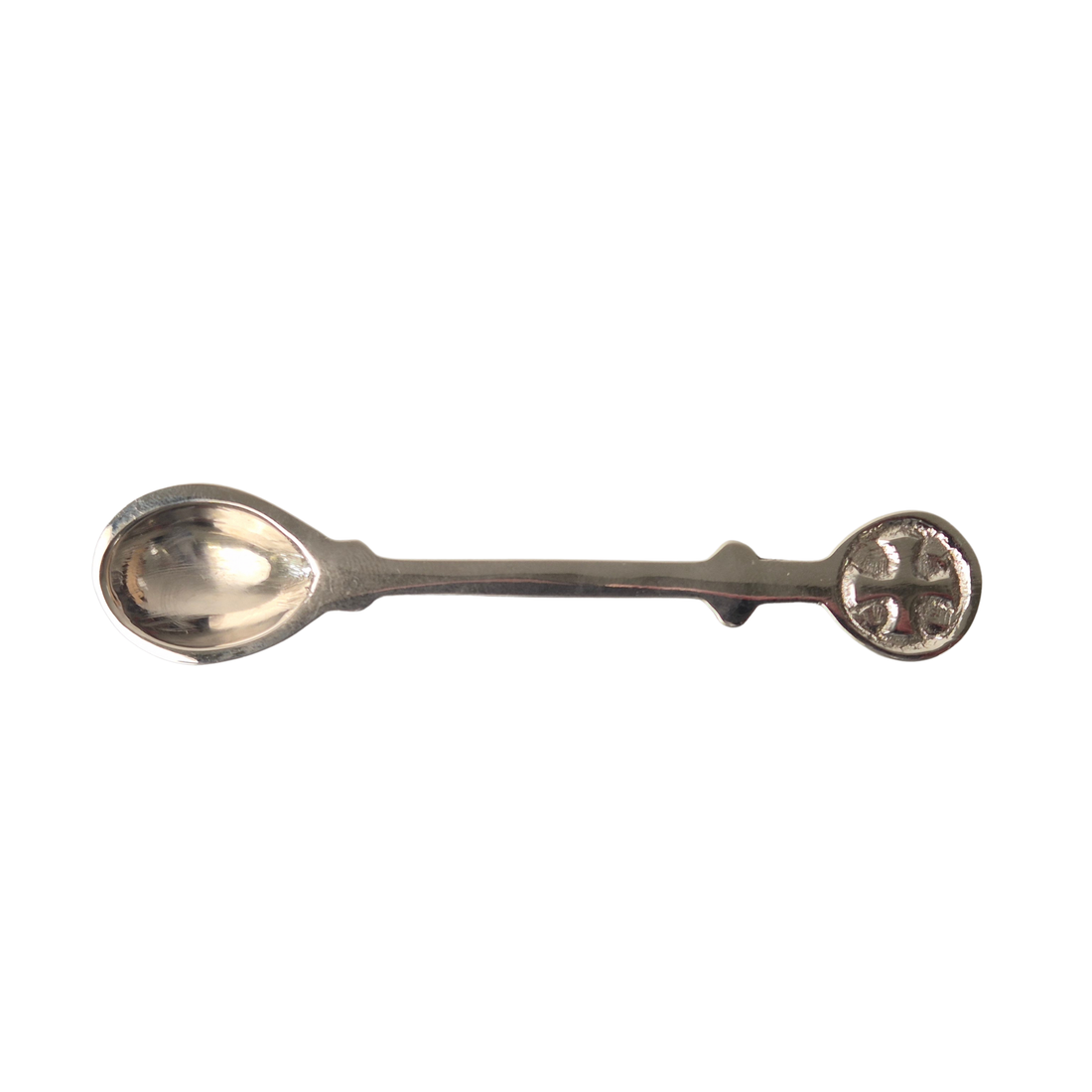 Löffel ohne Weihrauch: Weihrauchlöffel aus vernickeltem Messing, 11 cm lang, mit rundem, durchbrochenem Kreuzmotiv am Griffende auf weißem Hintergrund.