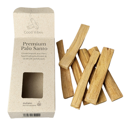 Verpackung von unserem Palo Santo in ausgepacktem Zustand. Hölzer liegen daneben. Nachhaltige Graspapier-Box. Zertifiziertes Palo Santo Räucherholz, mind. 14 Sticks in der Doppelpackung mit ca. 10 cm Länge